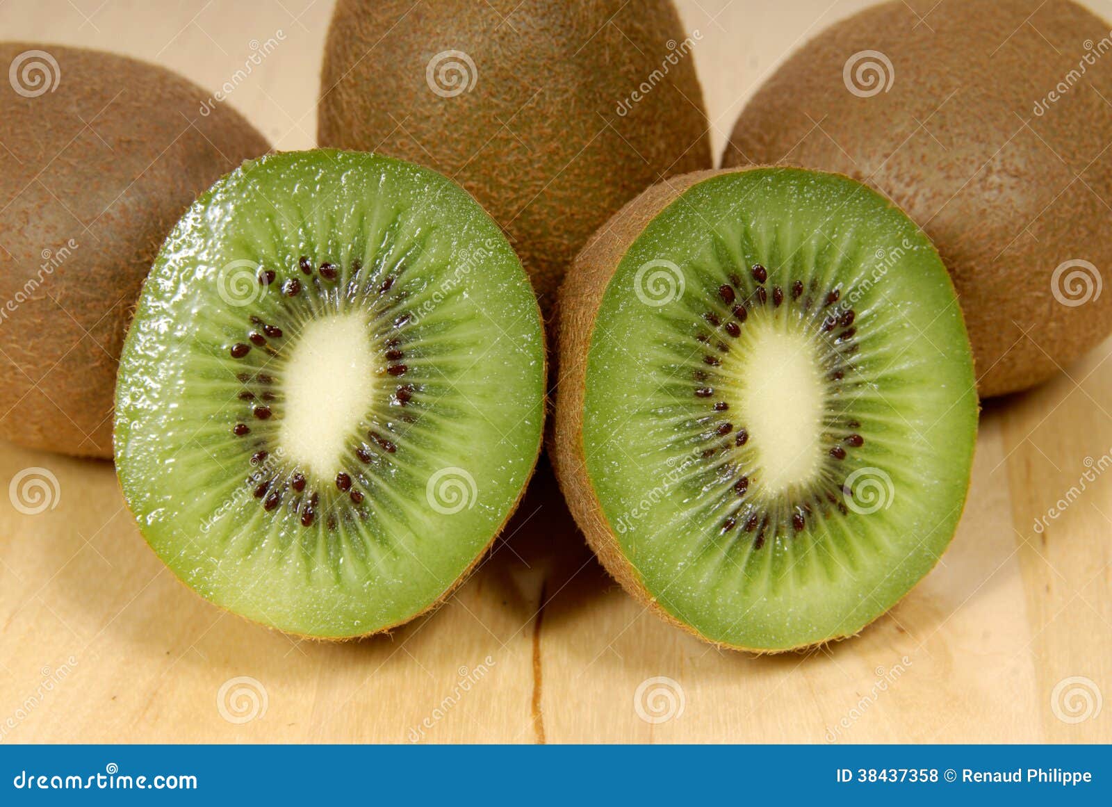 Owoce kiwi w koszyku