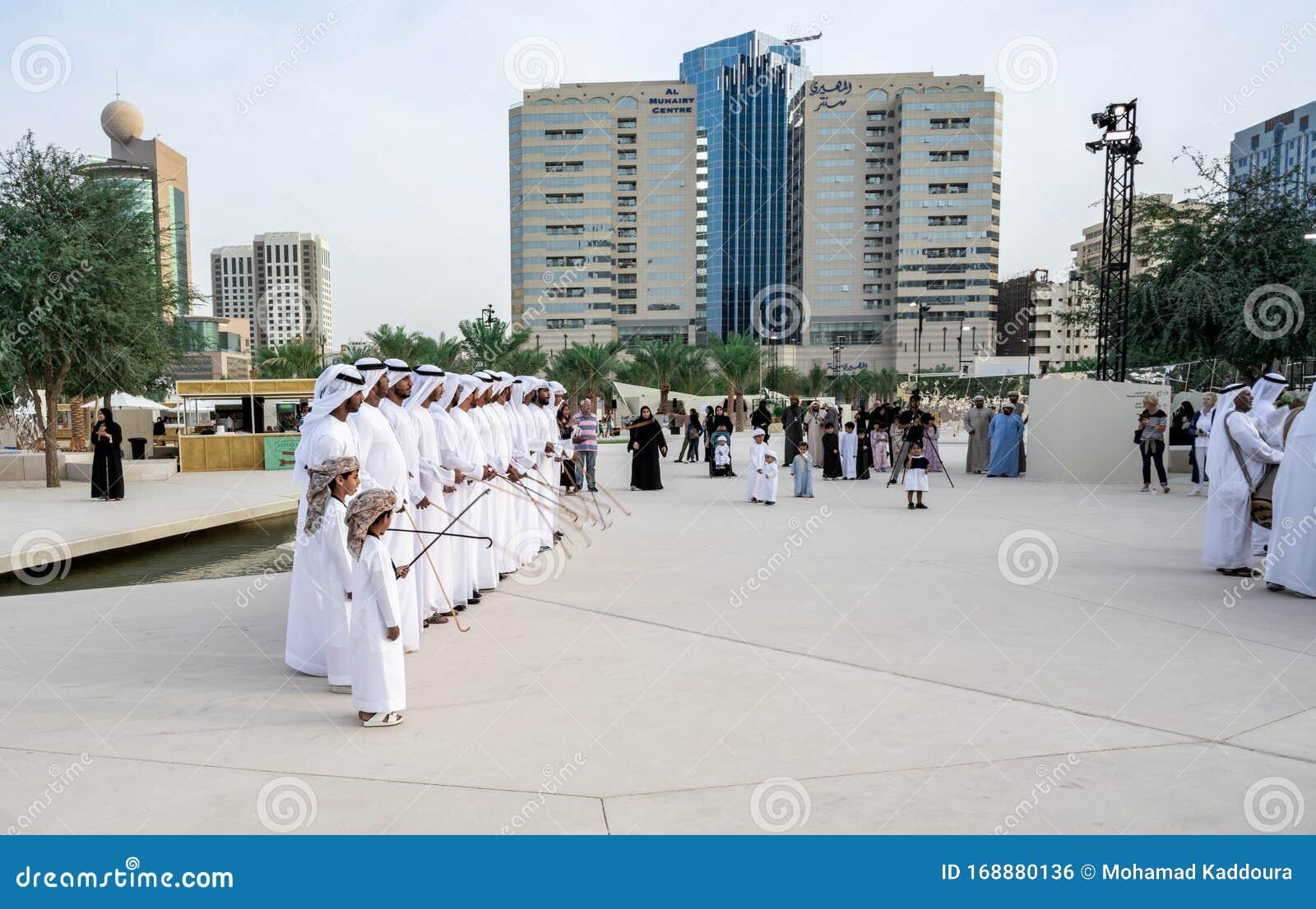 中东阿拉伯文化 — 阿联酋男子表演阿亚拉传统舞蹈 — 阿拉伯男子布 编辑类图片 - 图片 包括有 愉快, 文化: 174856875
