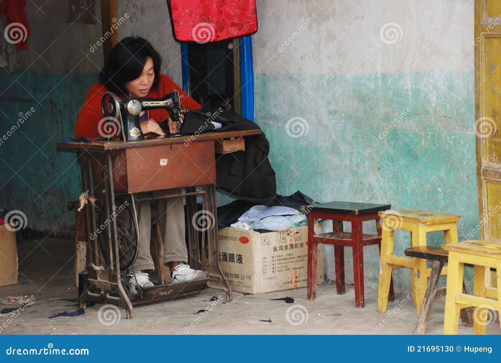 中国妇女在工作在服装界面. 中国妇女在工作在一个服装界面在四川，中国。