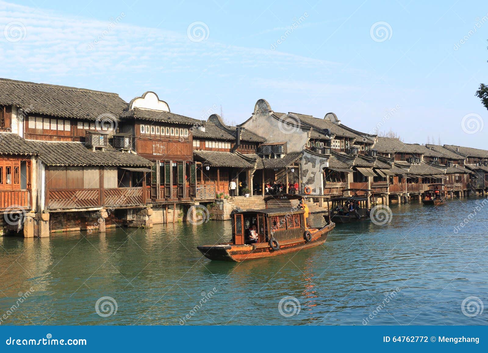 中国， wuzhen水Villageï ¼ ŒPeople行小船. 风景Wuzhen，一中国的著名古镇，浙江，中国