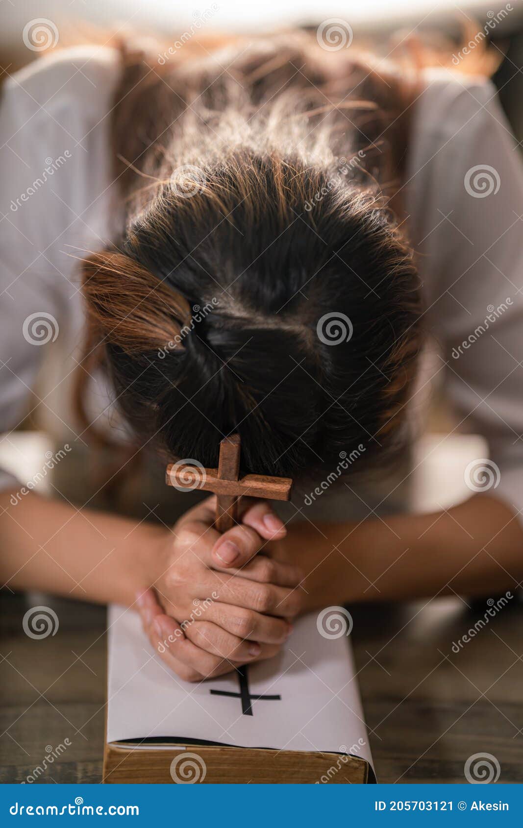 女孩祈祷给提起手的上帝与光 库存照片. 图片 包括有 确信, 表达式, 乐趣, 相信, 享用, 信念, 基督教 - 123927272