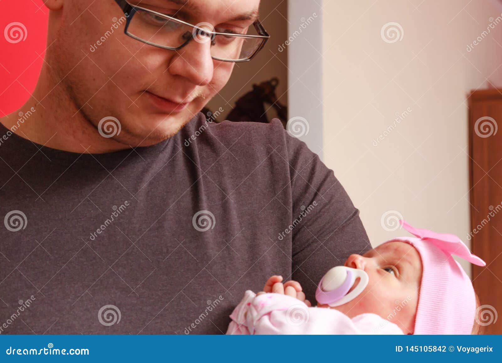 年轻的父亲抱着一个婴儿照片摄影图片_ID:329460931-Veer图库