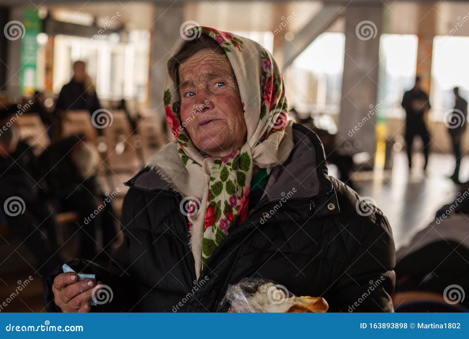 身穿俄裔或乌克兰裔服装的老妇人肖像. 库存图片. 图片 包括有 实际, 俄国式茶炊, 本质, 喝酒, 绿色 - 231778687