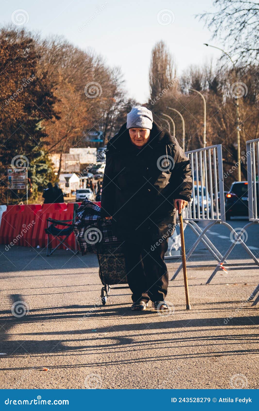 乌克兰2019年11月12日 无家可归的老奶奶 编辑类库存照片. 图片 包括有 孤独, 沮丧, 女性, 哀伤 - 163893898