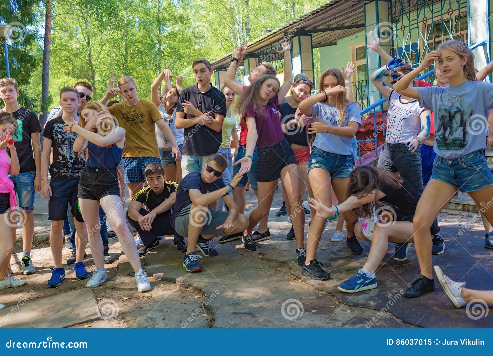 乐趣暑假. 一个小组孩子是不同的 儿童` s阵营` Berezka ` 社论 俄国 雅罗斯拉夫尔市地区