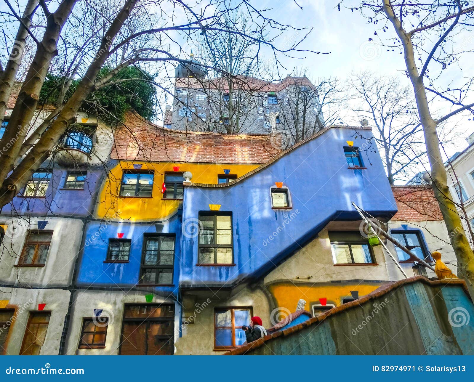 维也纳，奥地利- 2015年1月02日：外部大厦的看法在Hundertwasserhaus在天. 维也纳，奥地利- 2015年1月02日：大厦的外部的看法在Hundertwasserhaus在日间维也纳2015年1月02日