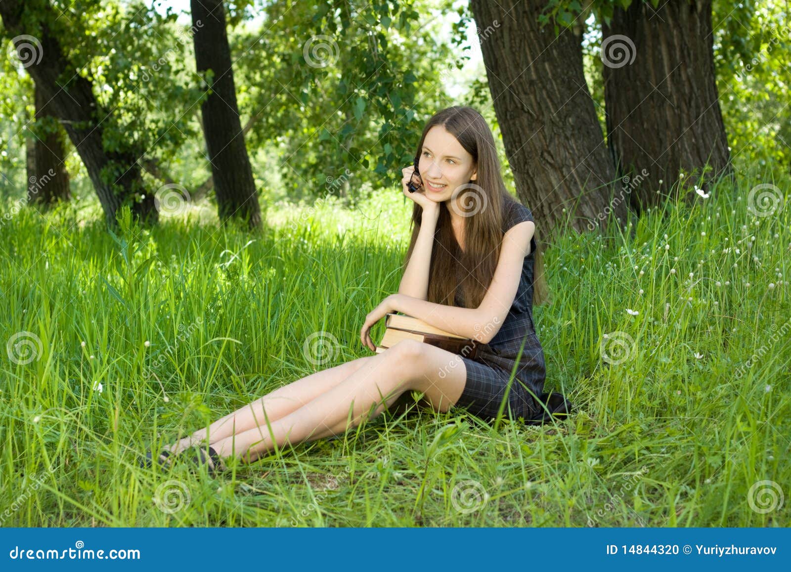 年轻的美丽婚礼情侣坐在公园长凳上幸福婚姻幸福婚姻情侣幸福情侣幸福的人图片下载 - 觅知网