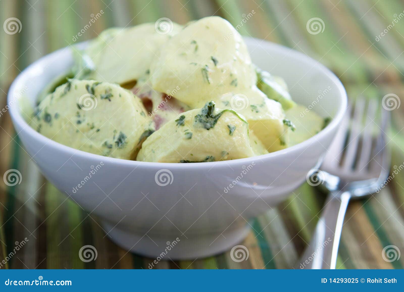 德国Kartoffelsalat土豆沙拉用香肠 库存图片. 图片 包括有 沙拉, 德语, 熏肉香肠, 香肠 - 132804179