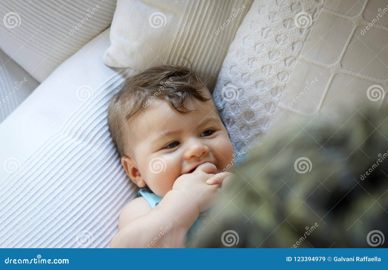 互动男婴放下顶头的画象微笑和. 微笑和互动与妈妈的男婴放下顶头画象