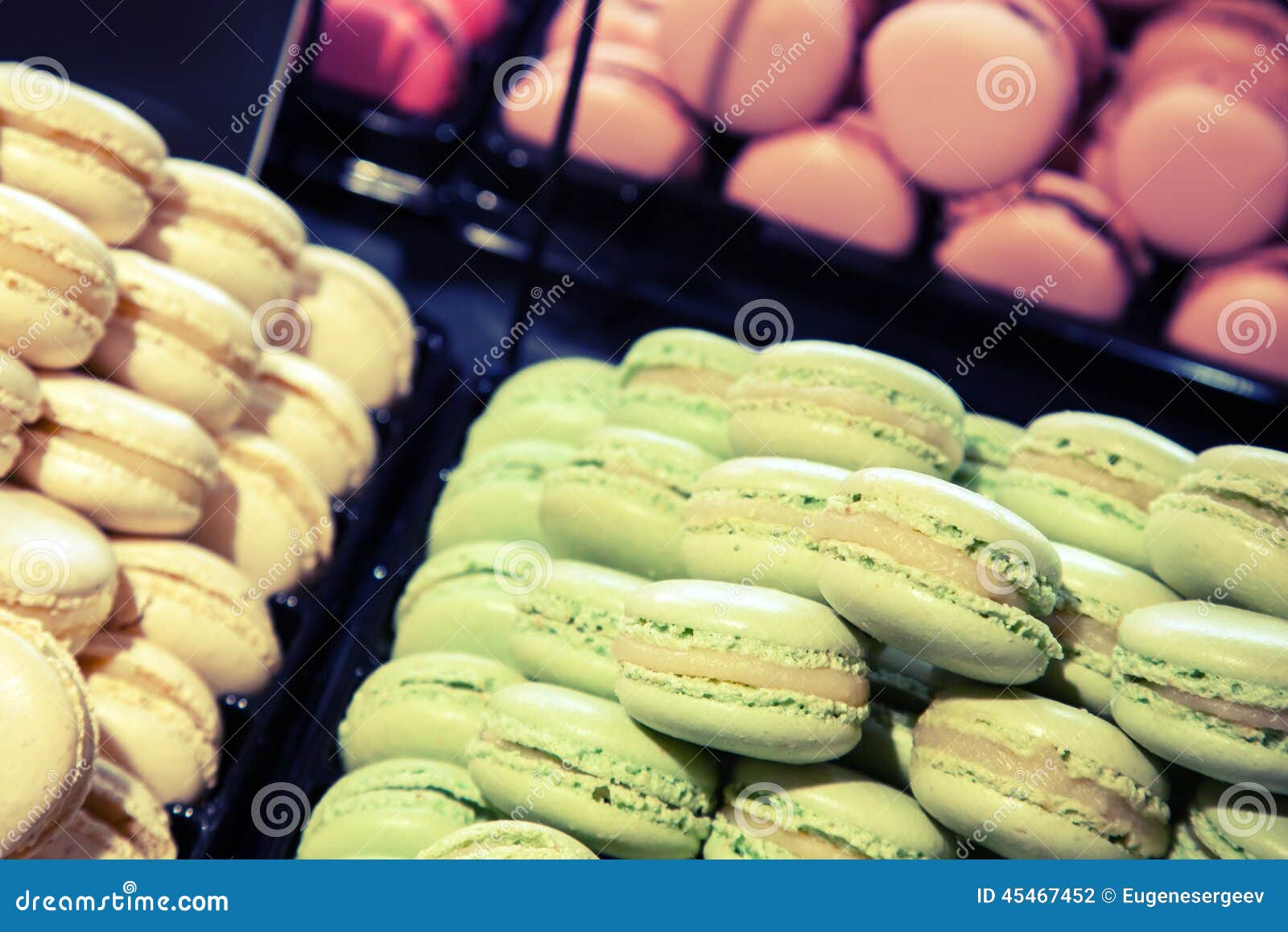 五颜六色的传统法国macarons在面包店放置 与过滤器作用的被定调子的照片