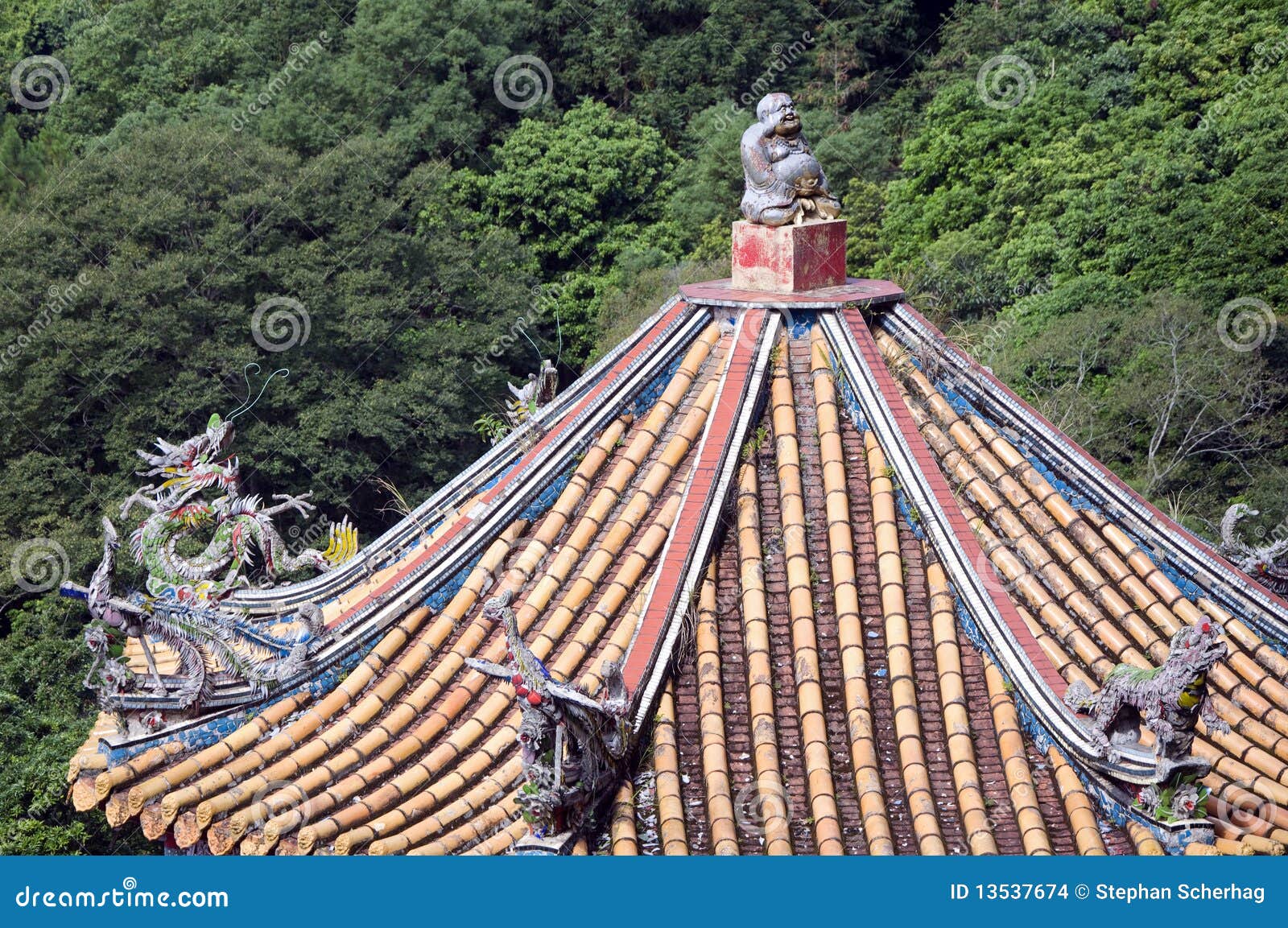 台湾台北市华人庙宇屋顶上的龙照片摄影图片_ID:149715573-Veer图库