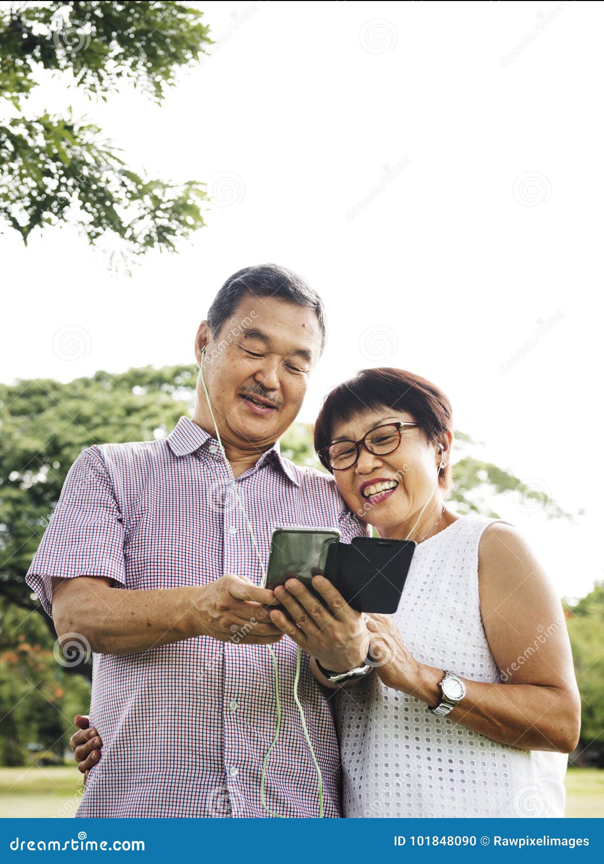 三十岁的亚裔夫妇穿着白色衣服，住在公园里一个男人抱着女人 库存照片 - 图片 包括有 可爱, 叶子: 231732986