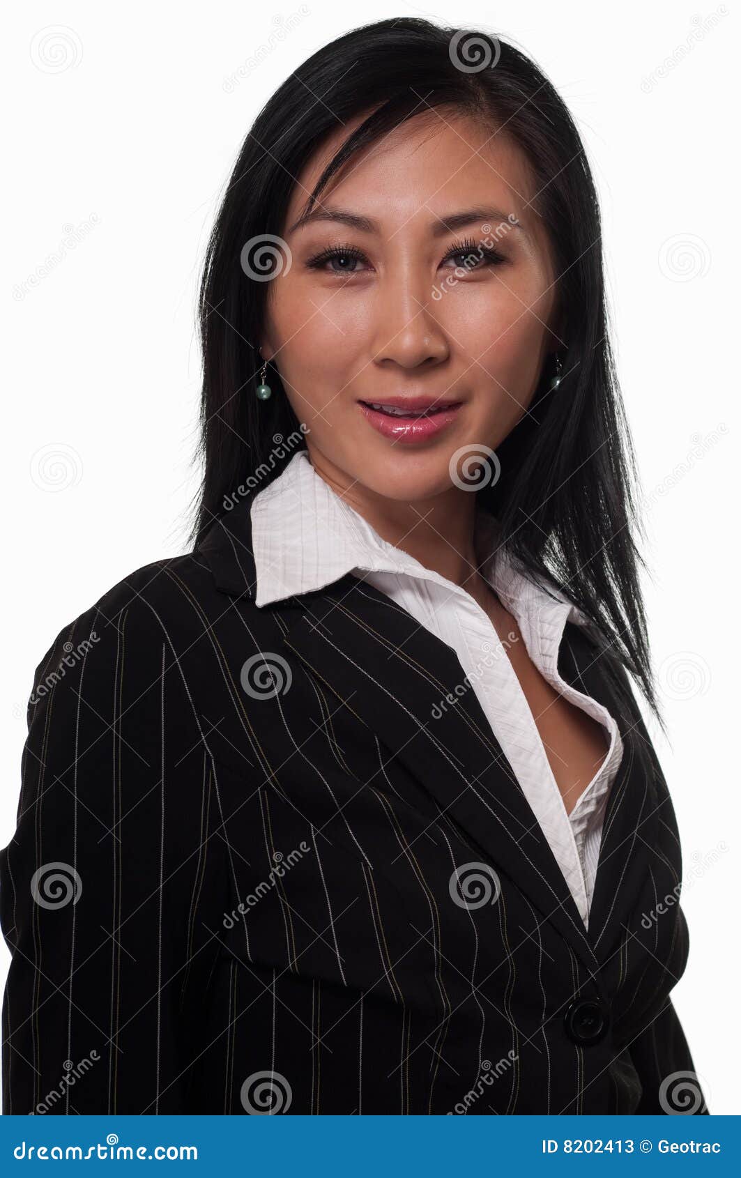 亚裔女商人. 亚洲有吸引力的黑色燃烧物深色的西装佩带的妇女