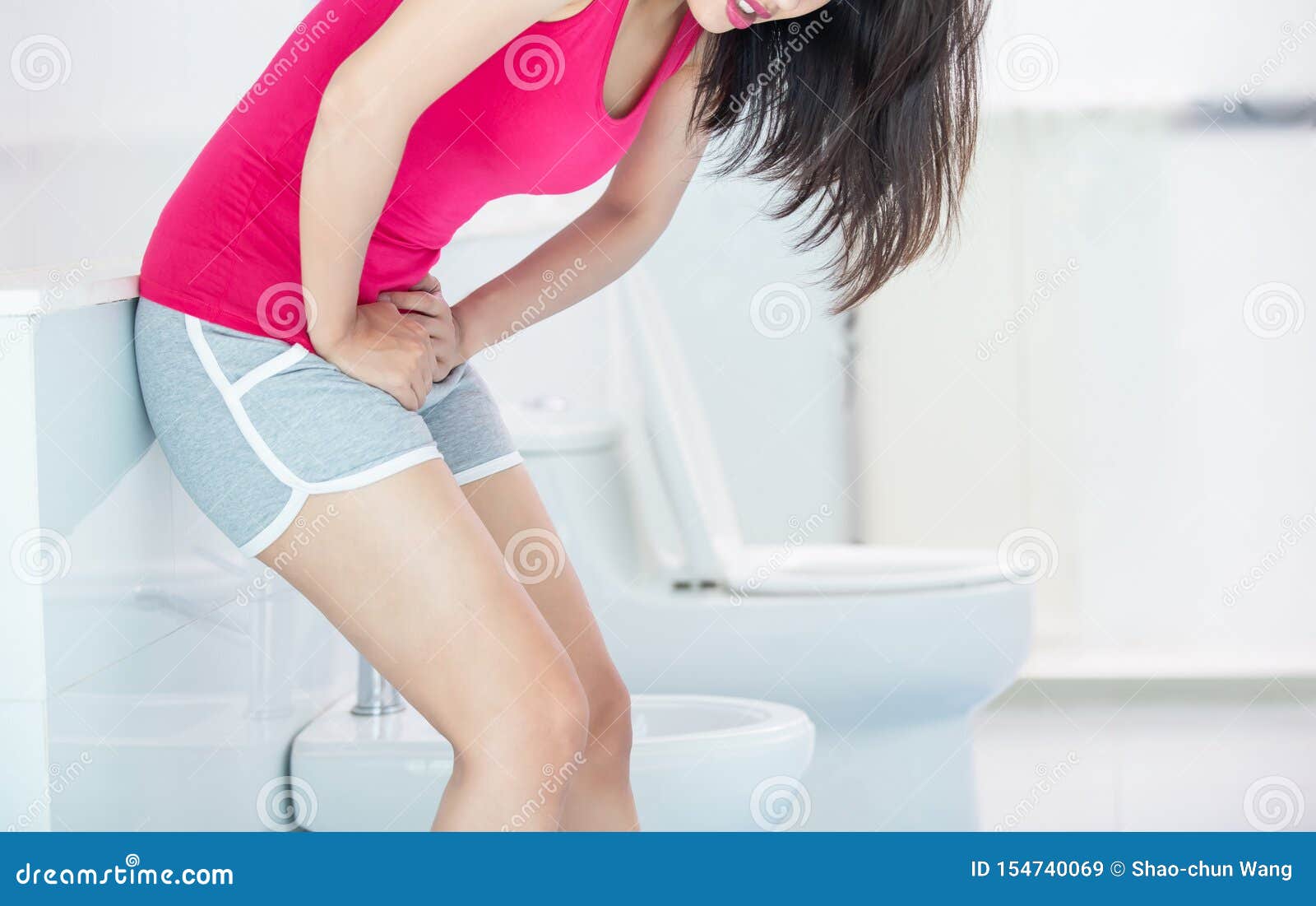 体贴的年轻女子在厕所里小便. 坐在马桶上的女孩. 漂亮的女人 向量例证 - 插画 包括有 人们, 五颜六色: 246537732