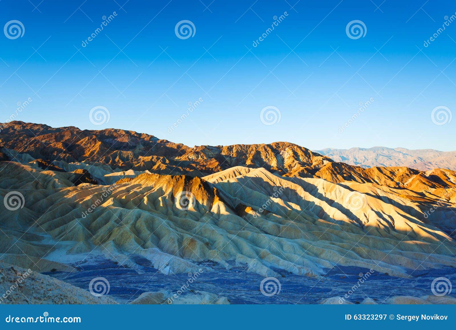 死亡谷山的早晨视图. 死亡谷山全景，加利福尼亚美国的早晨视图
