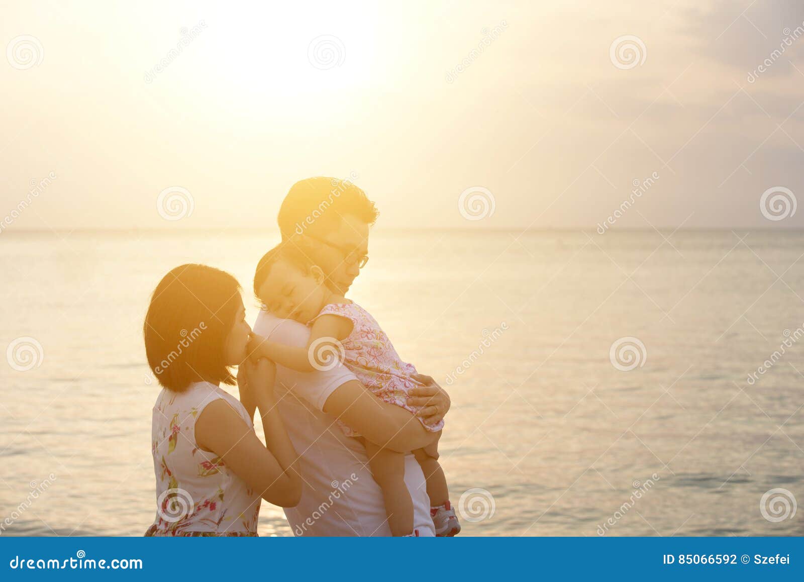 海边牵手的母子背影图片素材_免费下载_jpg图片格式_VRF高清图片500392300_摄图网