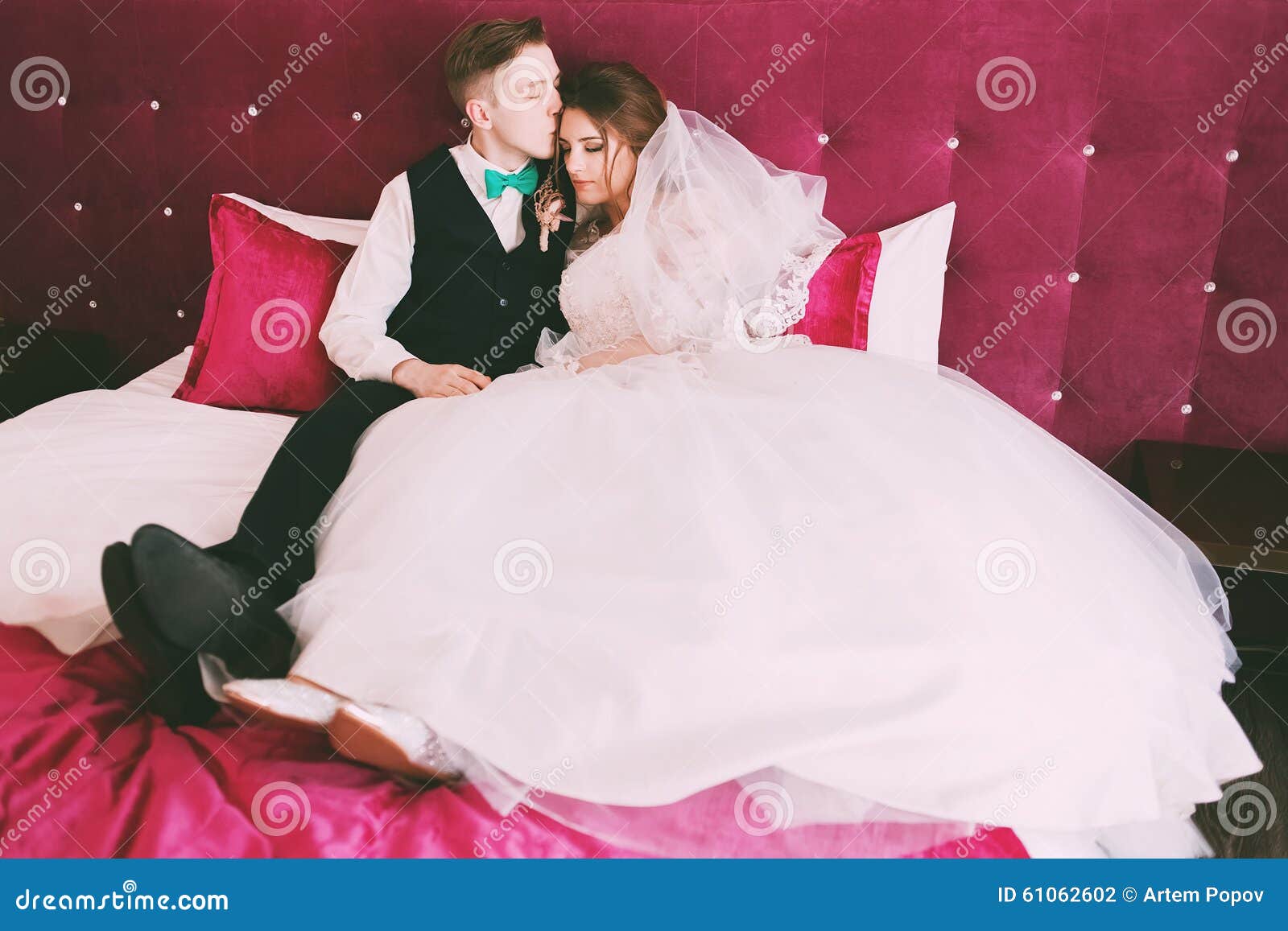 躺在白床上的同性恋同性伴侣 库存图片. 图片 包括有 亲吻, 男性, 同性恋, 休闲, 拥抱, 淫荡, 位于 - 192329989