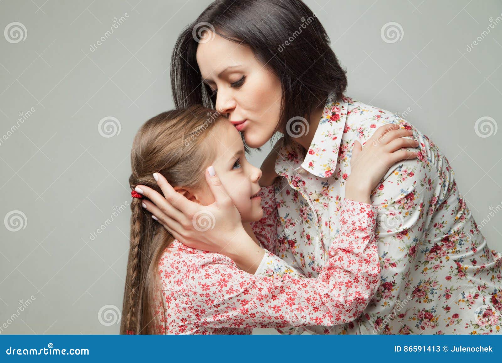 亲吻母亲的女儿 库存图片. 图片 包括有 表达式, 颜色, 愉快, 孩子, 新鲜, 妈妈, 母亲, 敬慕 - 20137197