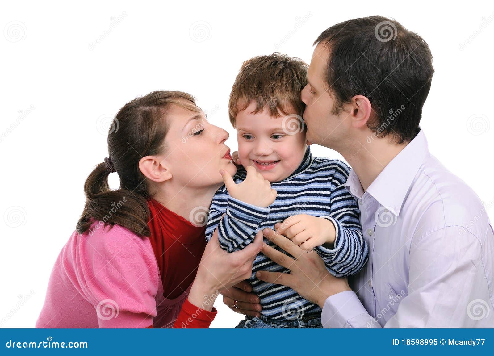 年轻的父母拥抱亲吻婴儿。幸福的家庭。矢量手绘平面风格插图。孤立的白色背景。插画图片素材_ID:413619975-Veer图库