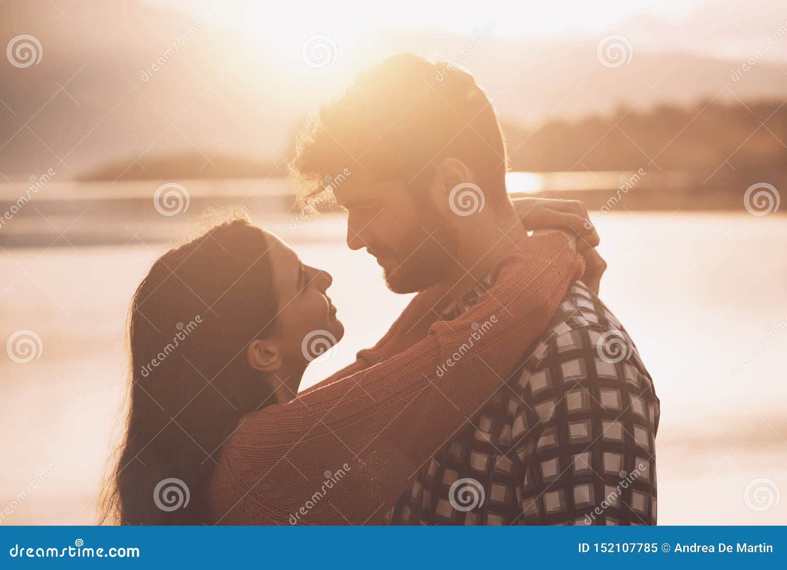 美丽的夫妇在爱在街头小巷庆祝情人节接吻高清摄影大图-千库网