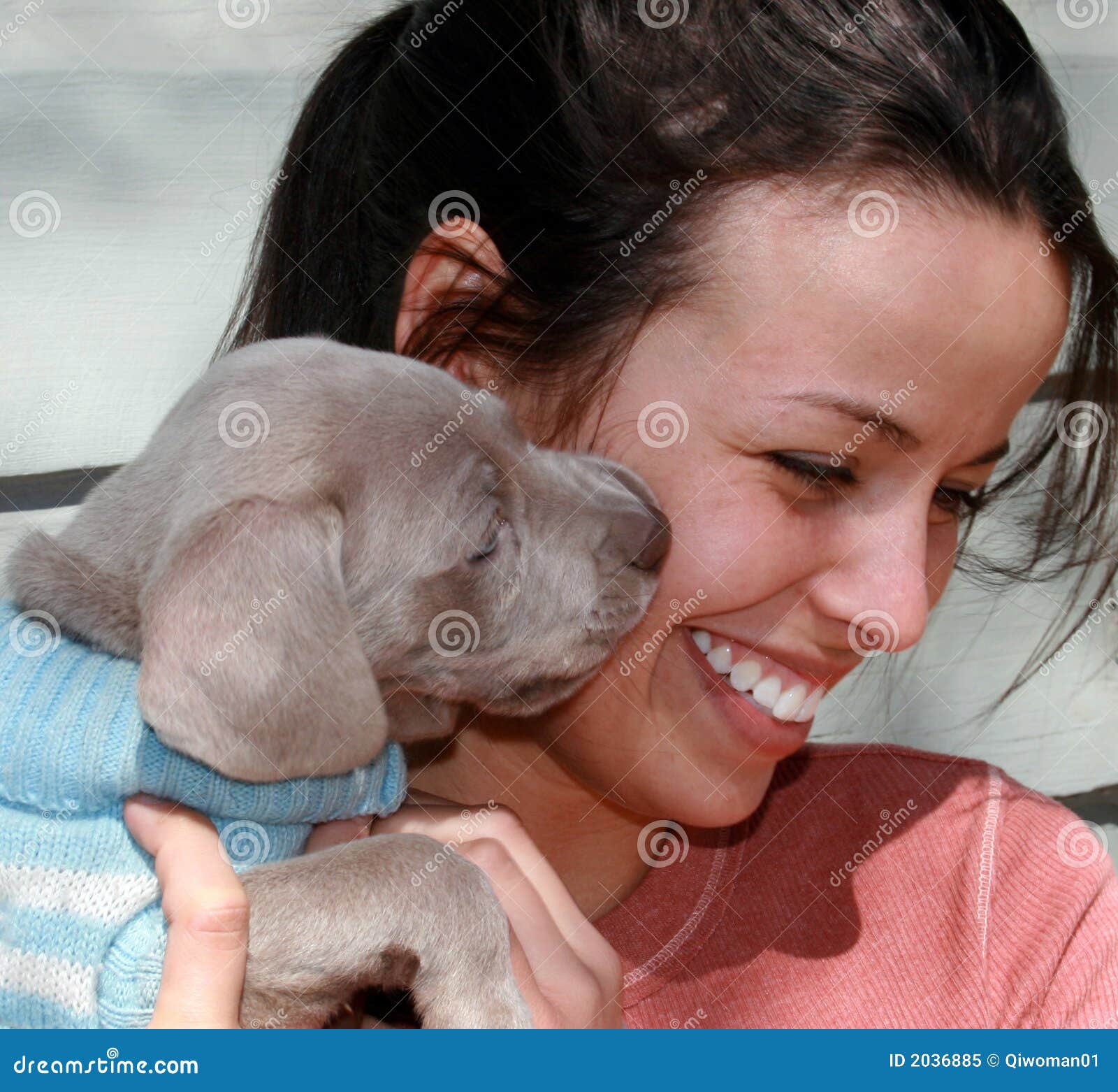 她的亲吻小狗的孩子 库存照片. 图片 包括有 女孩, 愉快, 食肉动物, 表达式, 国内, 子项, 徽章, 幸福 - 7739066