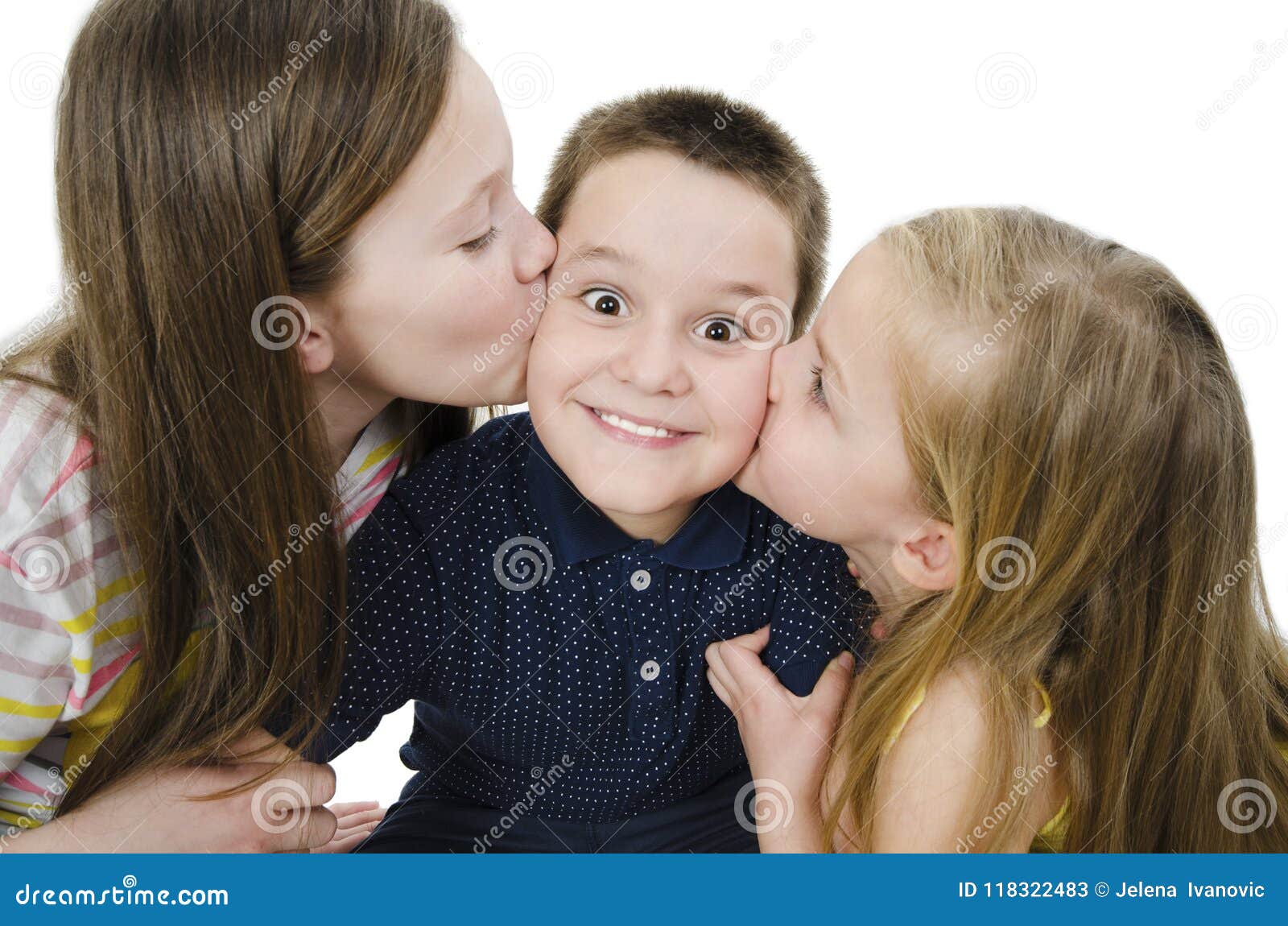 母亲和孩子在快乐温馨的玩耍、亲吻和拥抱图片下载 - 觅知网