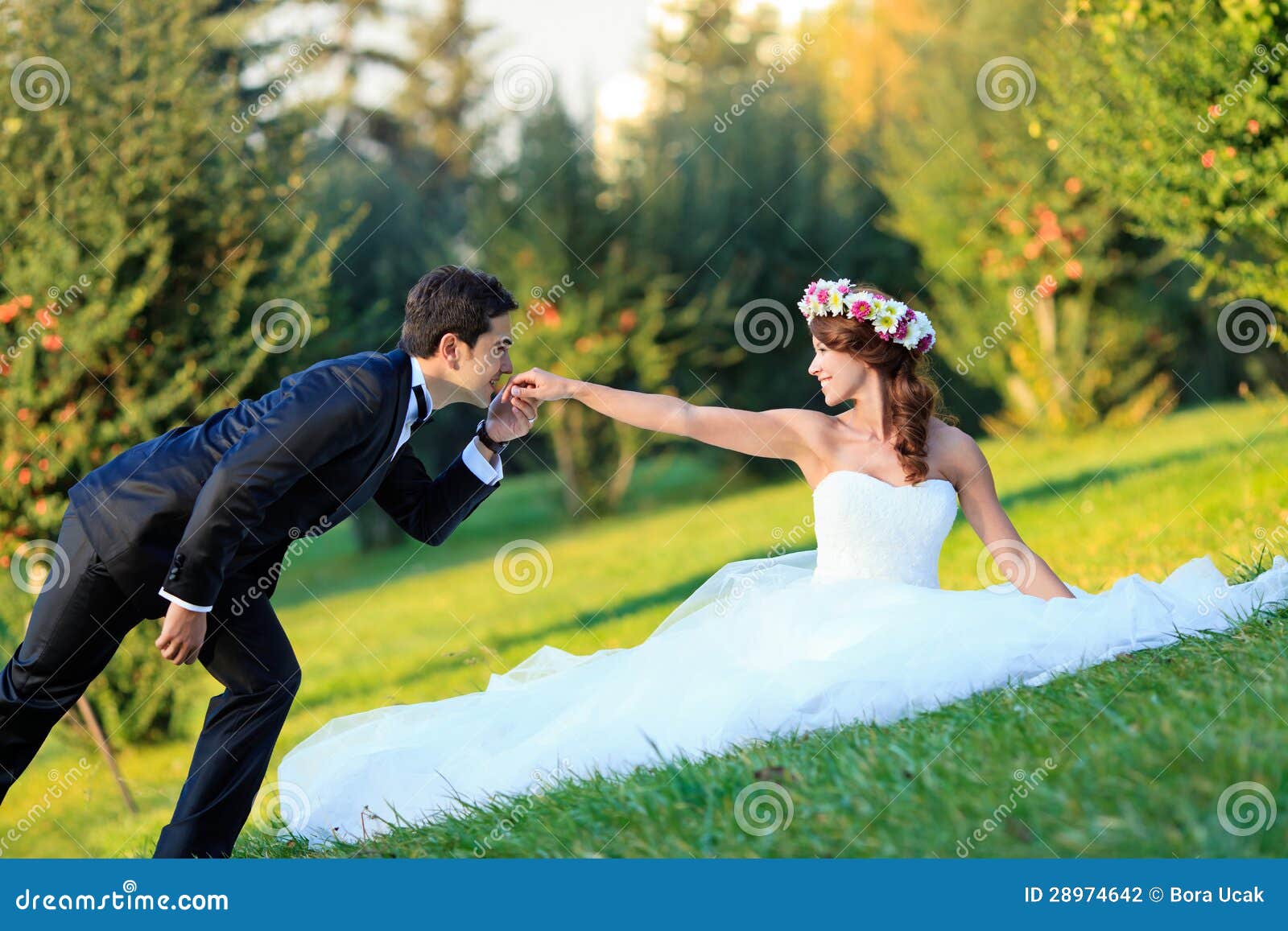 完善的夫妇新娘，摆在和亲吻在他们的婚礼之日的新郎 库存照片. 图片 包括有 城市, 言情, 礼服, 女性 - 131052520