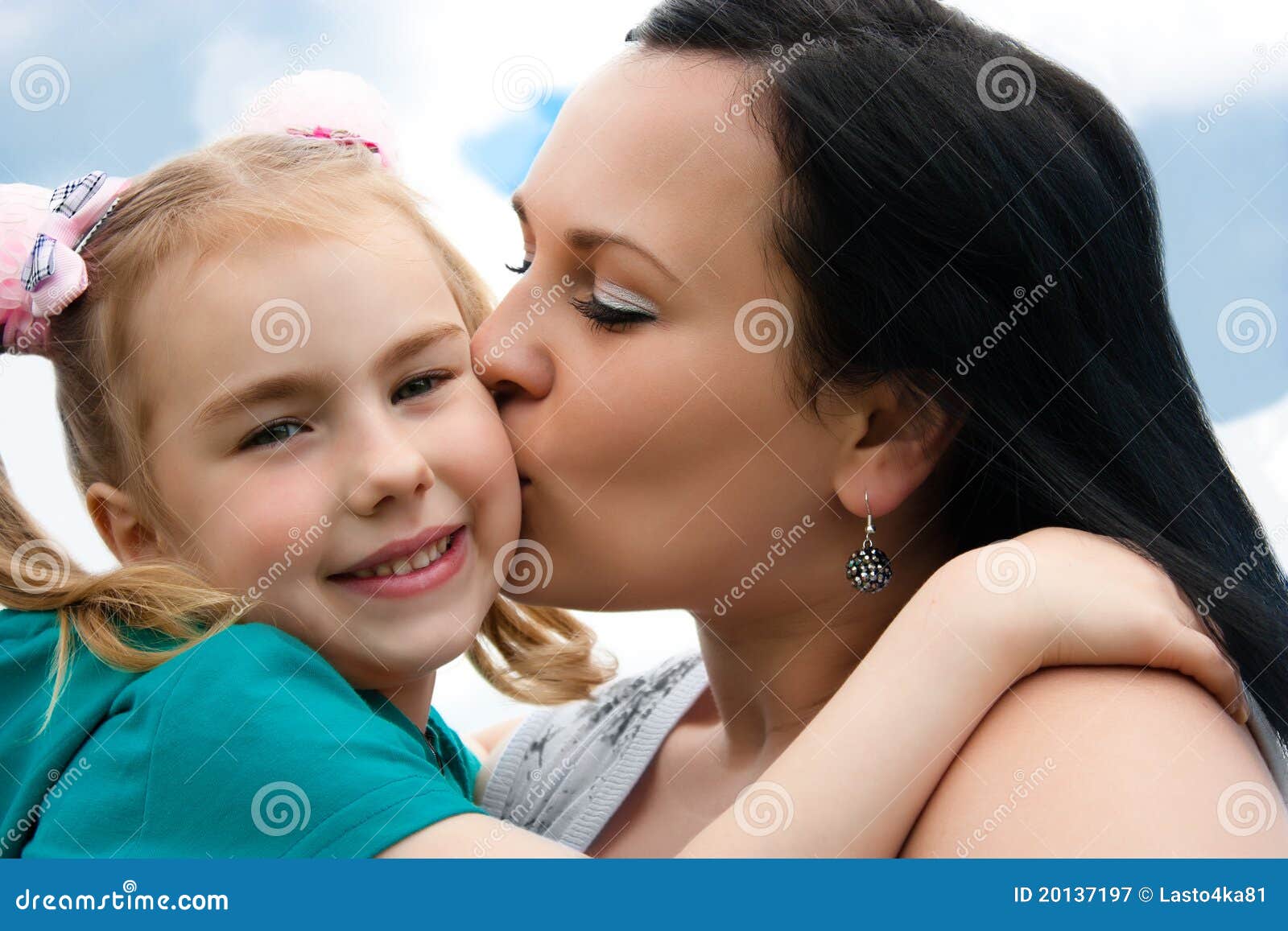 母亲亲吻她的女儿 库存图片. 图片 包括有 本质, 母性, 幸福, 亲吻, 快乐, 童年, 敬慕, 父项 - 73896375