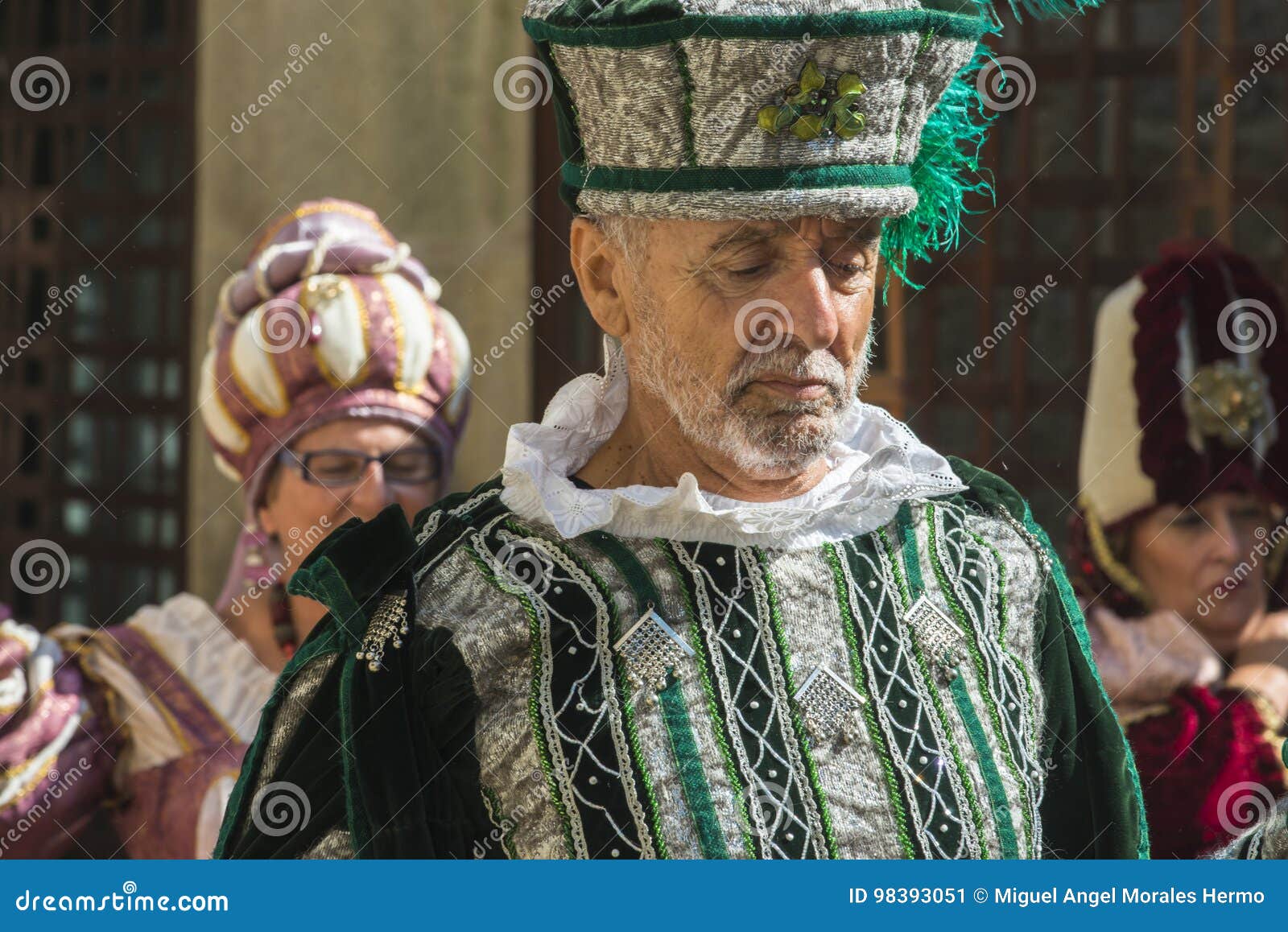 人们在中世纪衣裳穿戴了在每年节日`时费拉Fr的庆祝. 蓬特韦德拉，西班牙- 2015年9月5日：人们在中世纪衣裳穿戴了在城市每年举行每年节日`费拉弗朗卡`的庆祝时