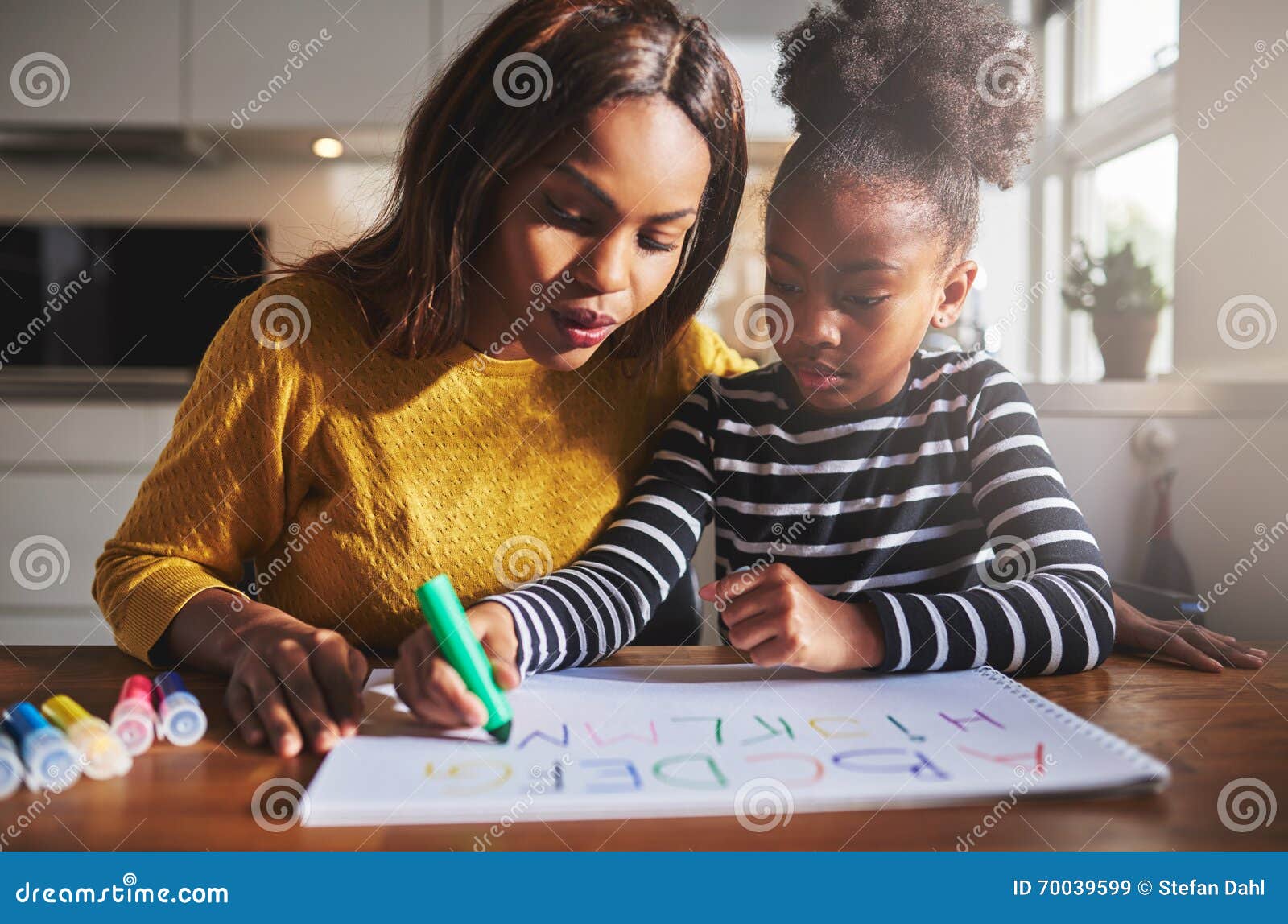 黑人妈妈和孩子在做作业照片摄影图片_ID:134478177-Veer图库