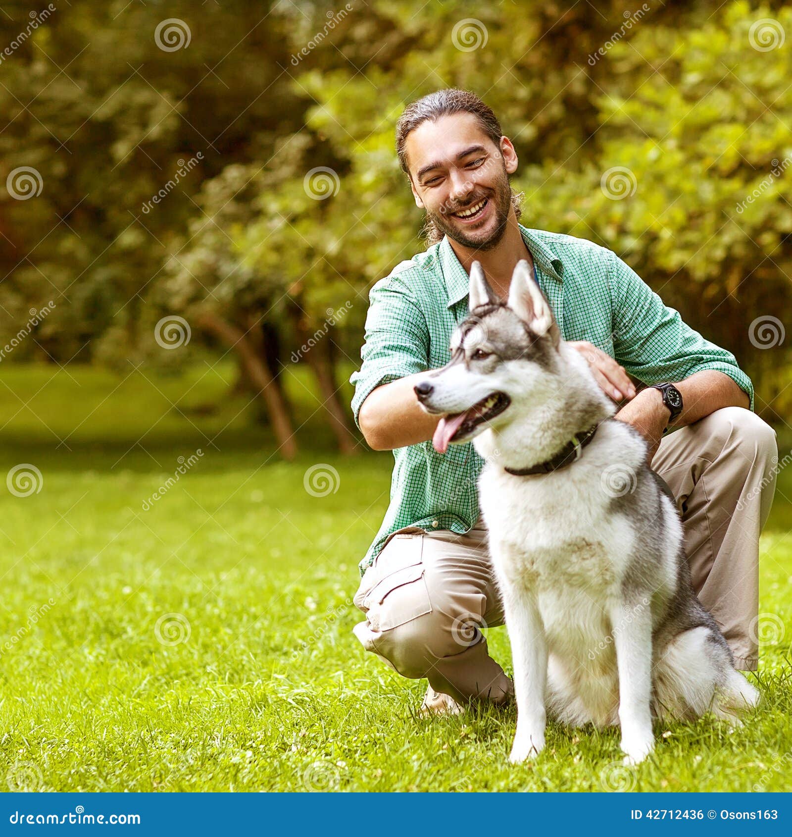 英俊的男人和可爱的小狗。特写镜头照片摄影图片_ID:354063245-Veer图库