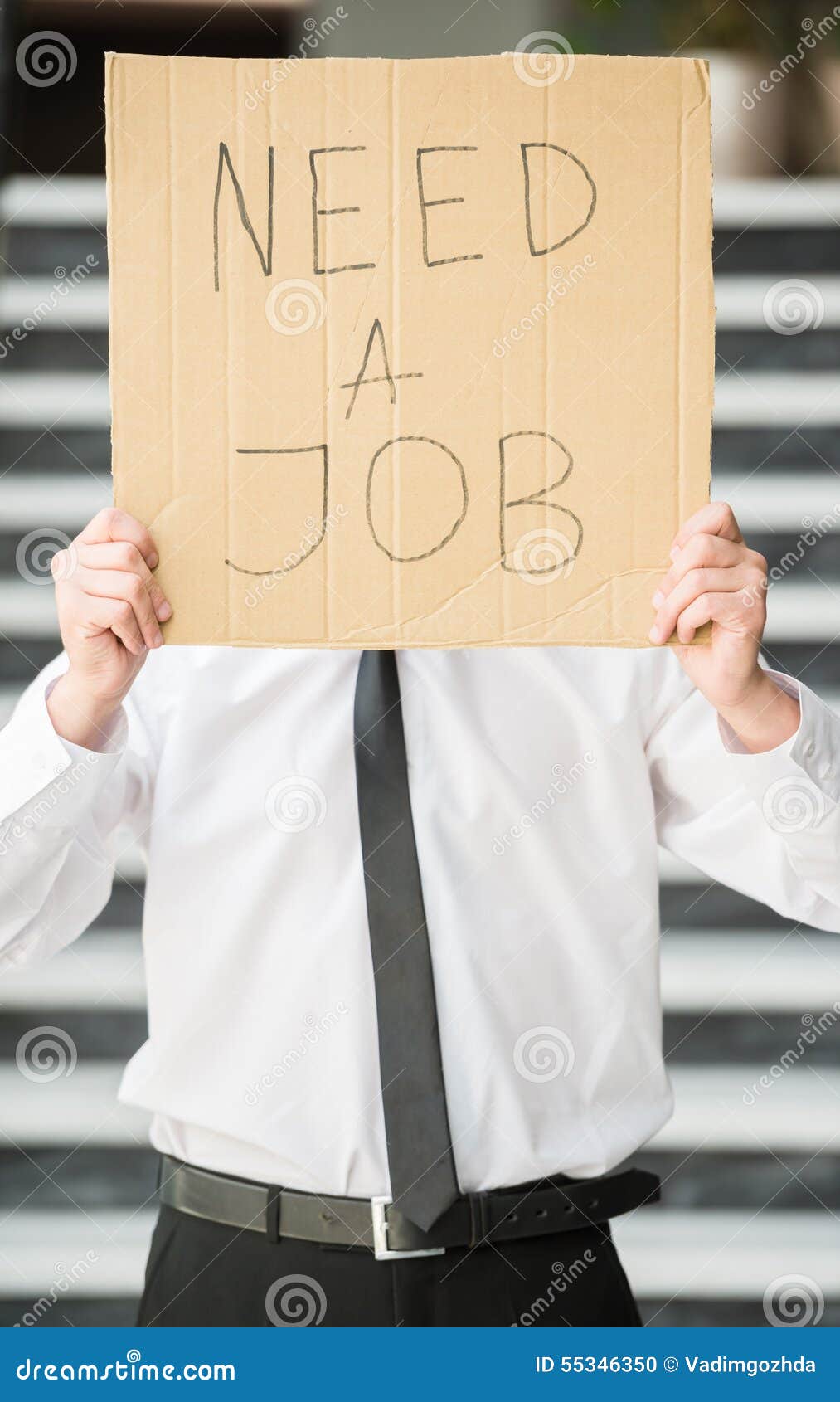 人特写镜头在衣服藏品签到手 寻找工作的失业者.