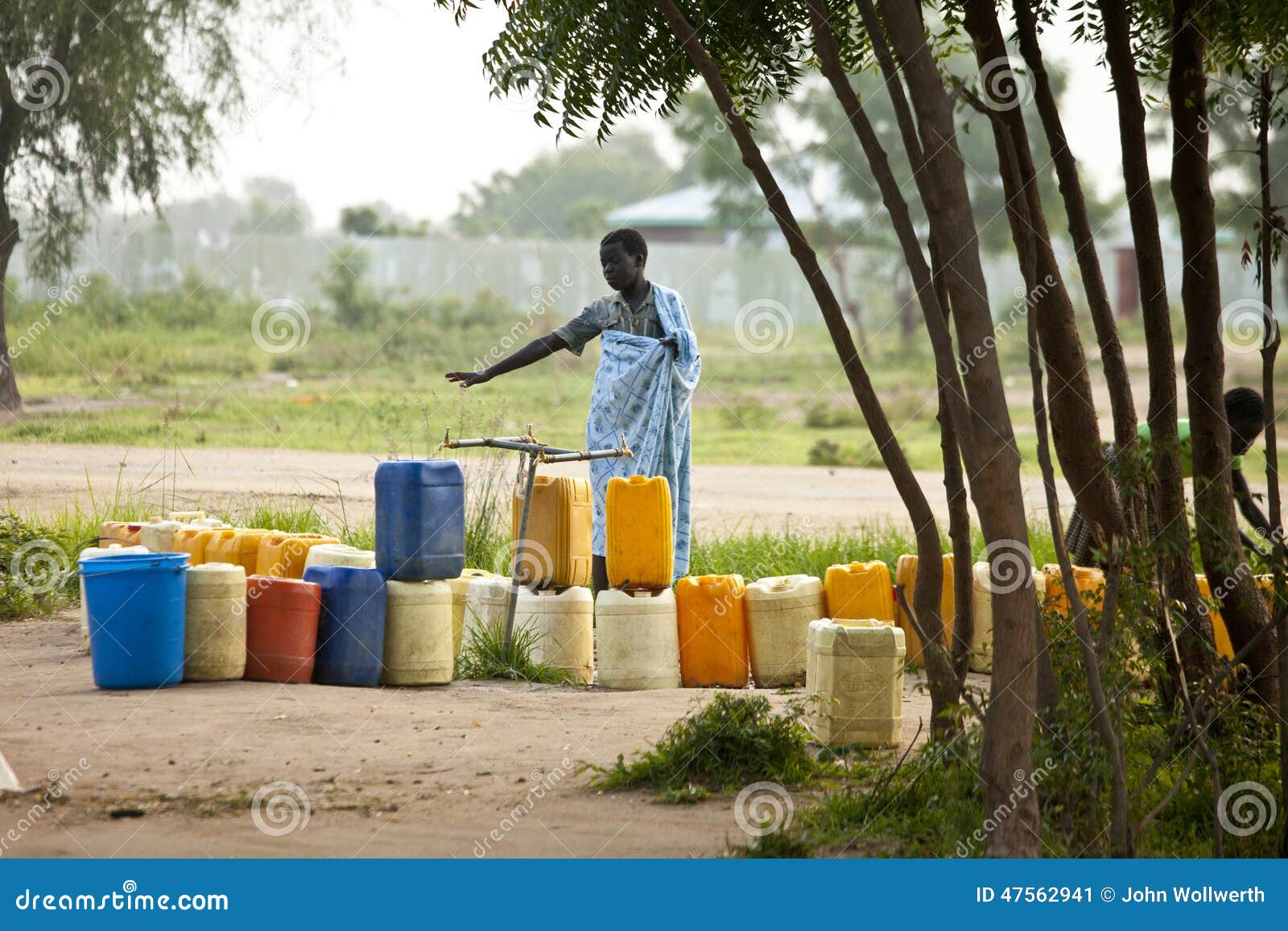 人等待的水，南苏丹. 博尔，南SUDAN-JUNE 23日2012年：未认出的人民等与容器水在博尔，南苏丹村庄