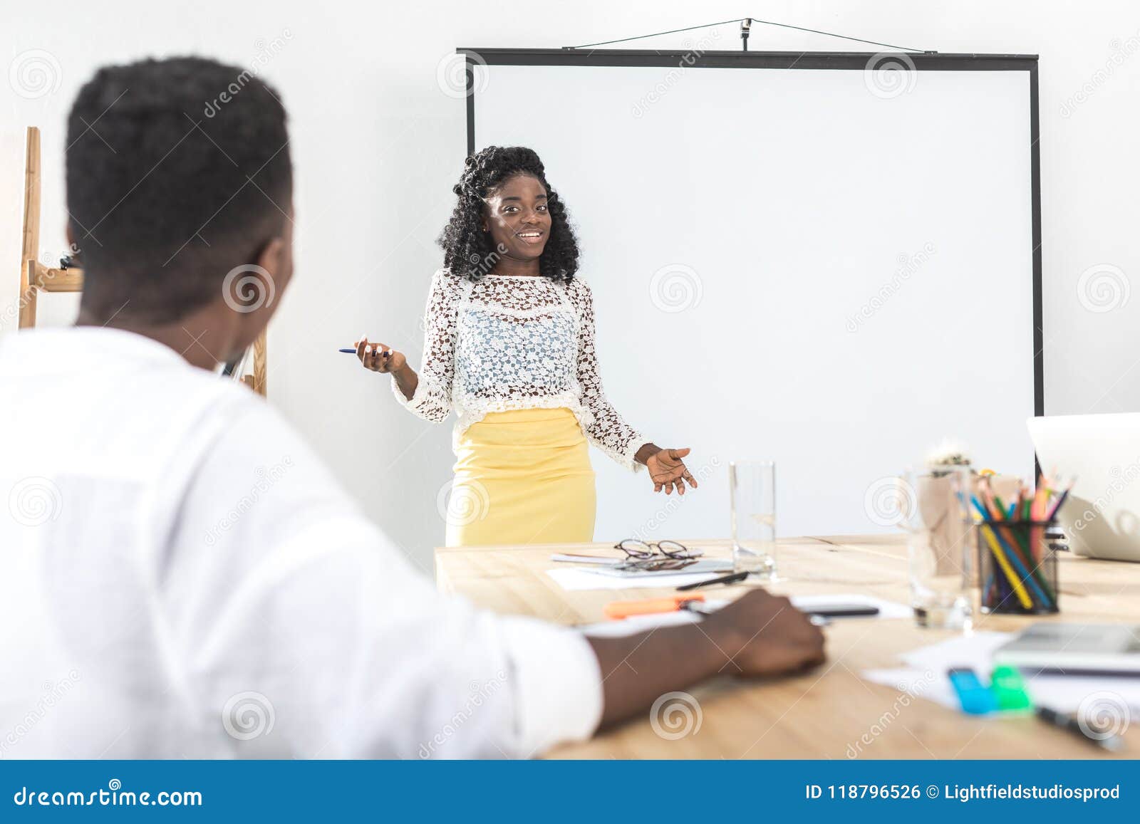 介绍新的企业概念的非裔美国人的女实业家对在会议上