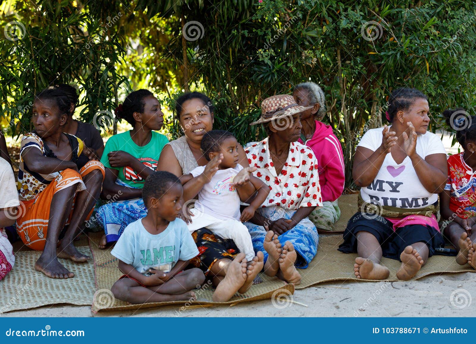 男孩马达加斯加人的纵向 编辑类图片. 图片 包括有 单个, 无罪, 关闭, 敬慕, 种族, 发型, 子项 - 23369310