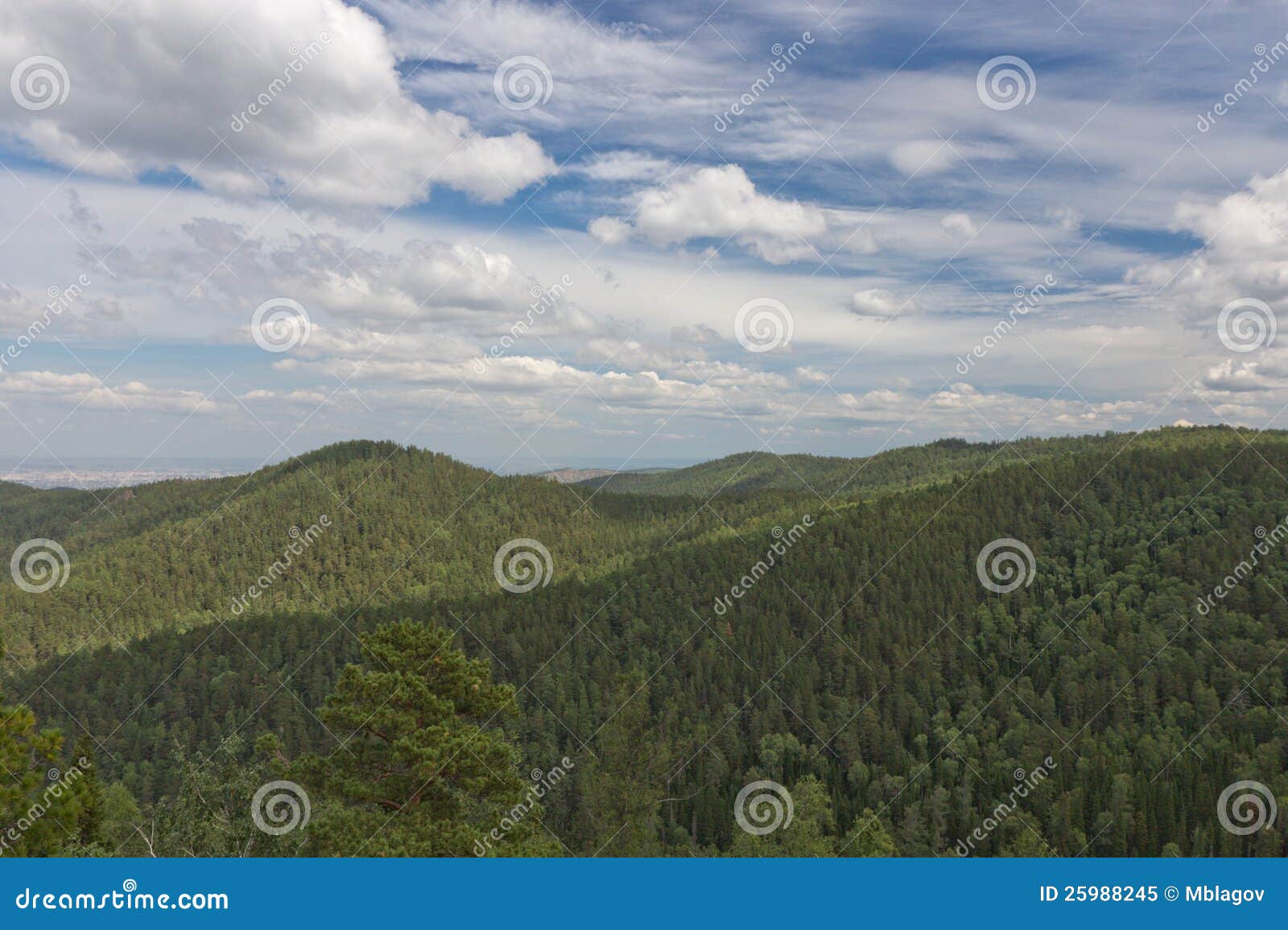 从狮子门岩石的视图. 从狮子门岩石， Stolby (柱子)预留， Krasnoyarsk地区，西伯利亚，俄国的视图