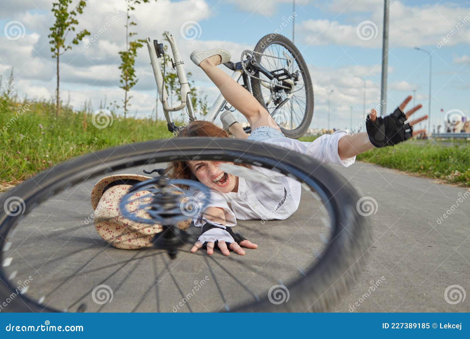 男孩从自行车上摔下来集卡通矢量插图插画图片素材_ID:415631737-Veer图库