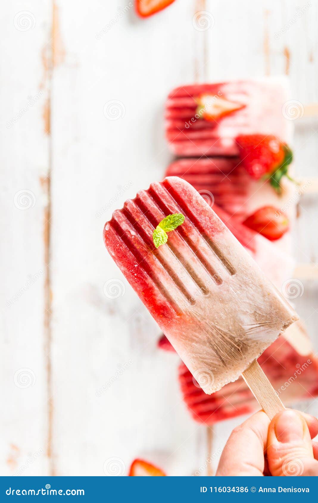 蓝莓与草莓口味的冰棍49107_美食文化_美食类_图库壁纸_68Design