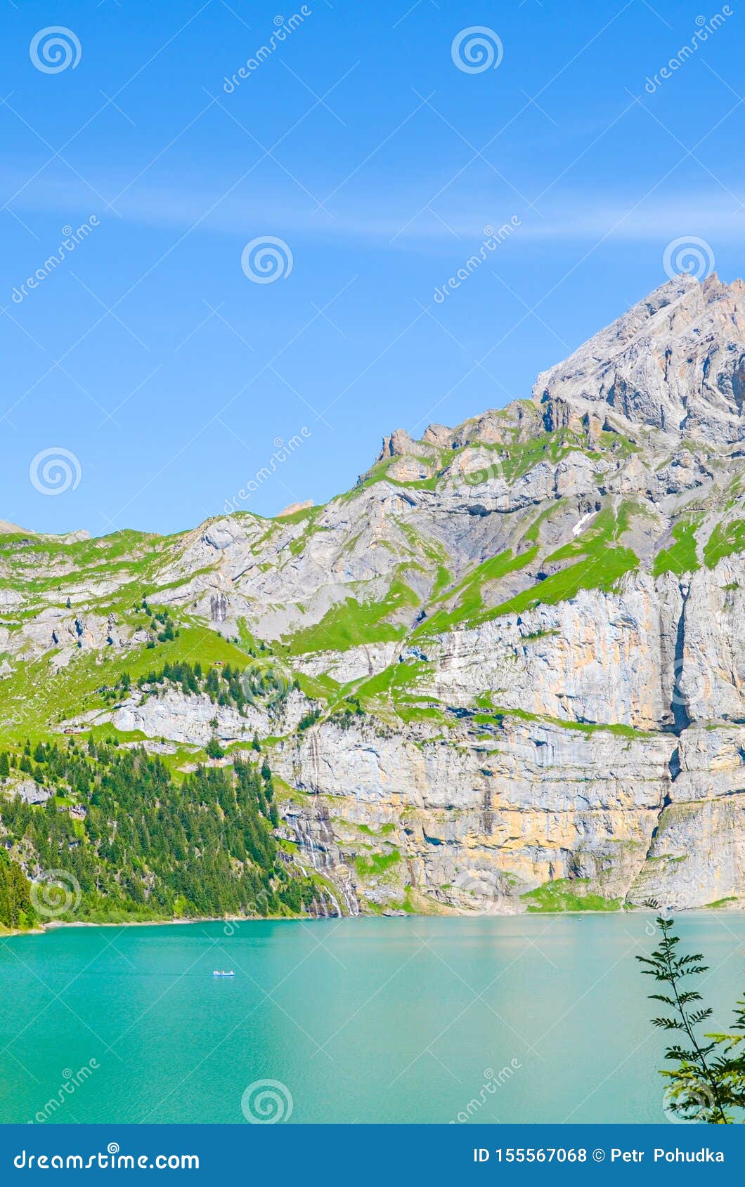 令人惊讶的厄希嫩湖，Oeschinensee在瑞士在一好日子拍摄了有落矶