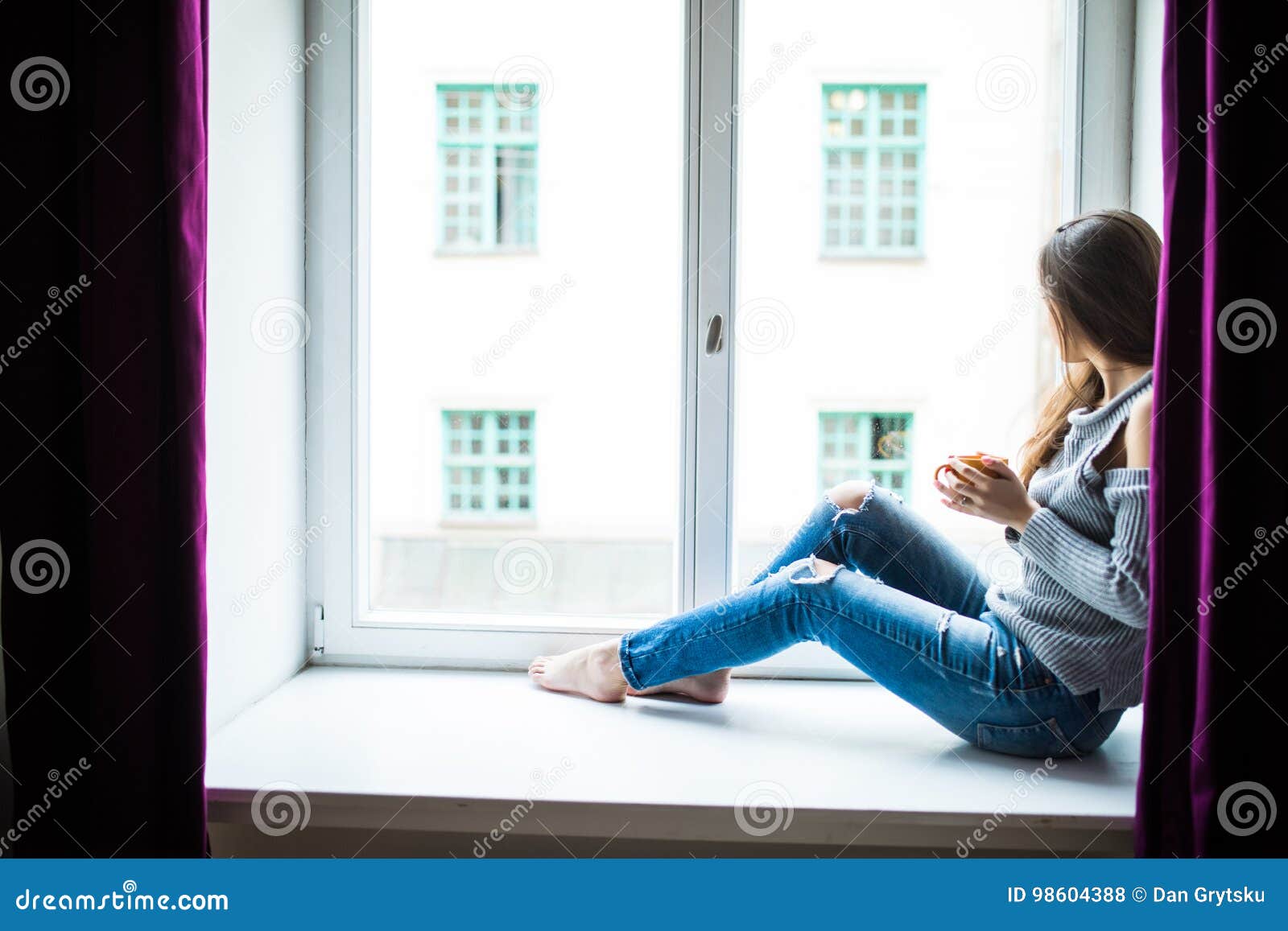 休闲、文学和人的观念。年轻女子少女坐在窗台上在家看书。平静而舒适。在家坐在窗台上看书的女人生活方式免费下载_jpg格式_2451像素_编号42680897-千图网