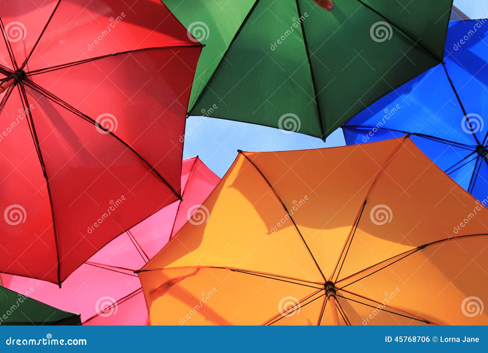 伞许多. 从下面暂停和垂悬射击的许多明亮和五颜六色的伞