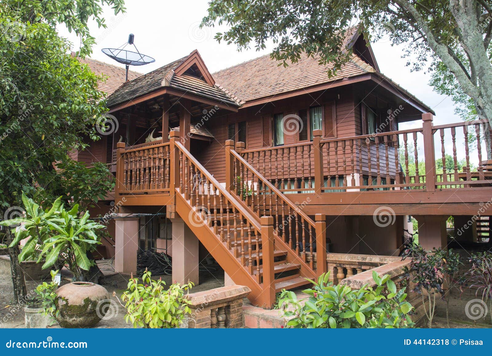 泰国传统木房子 库存图片. 图片 包括有 系列, 背包, 木头, 房子, 模式, 小船, 绿色, 布琼布拉 - 61862579