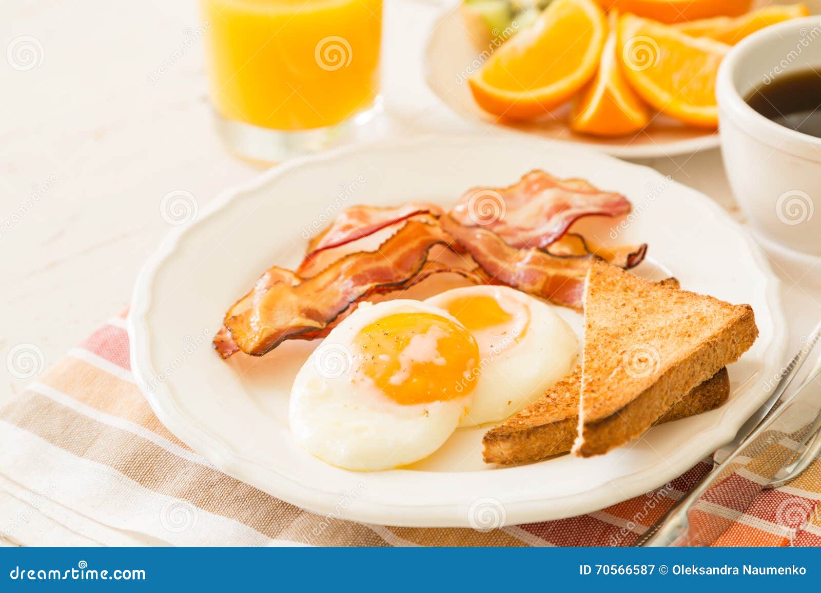 美国早餐 库存照片. 图片 包括有 空白, 黄色, 油煎, 英语, 用餐, 香肠, 红色, 牌照, 查出 - 44987762