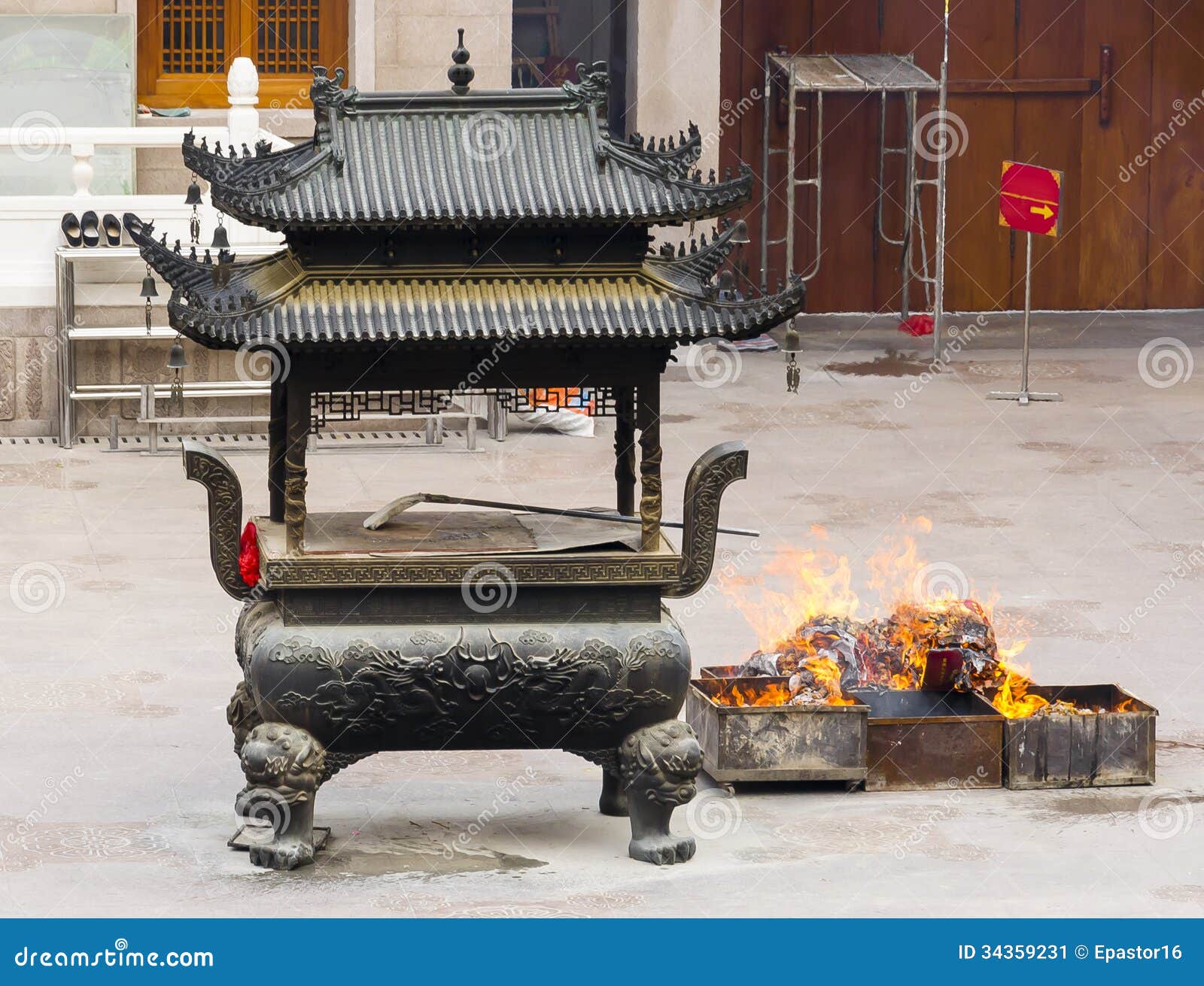 佛教寺庙神圣的灰缸. 佛教徒神圣的灰缸在荆山一个寺庙在上海中国