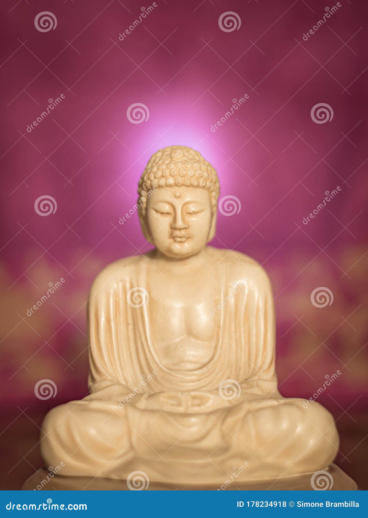 佛陀佛像在轻大理石的祈祷位置- 佛陀佛像在轻大理石的祈祷位置-