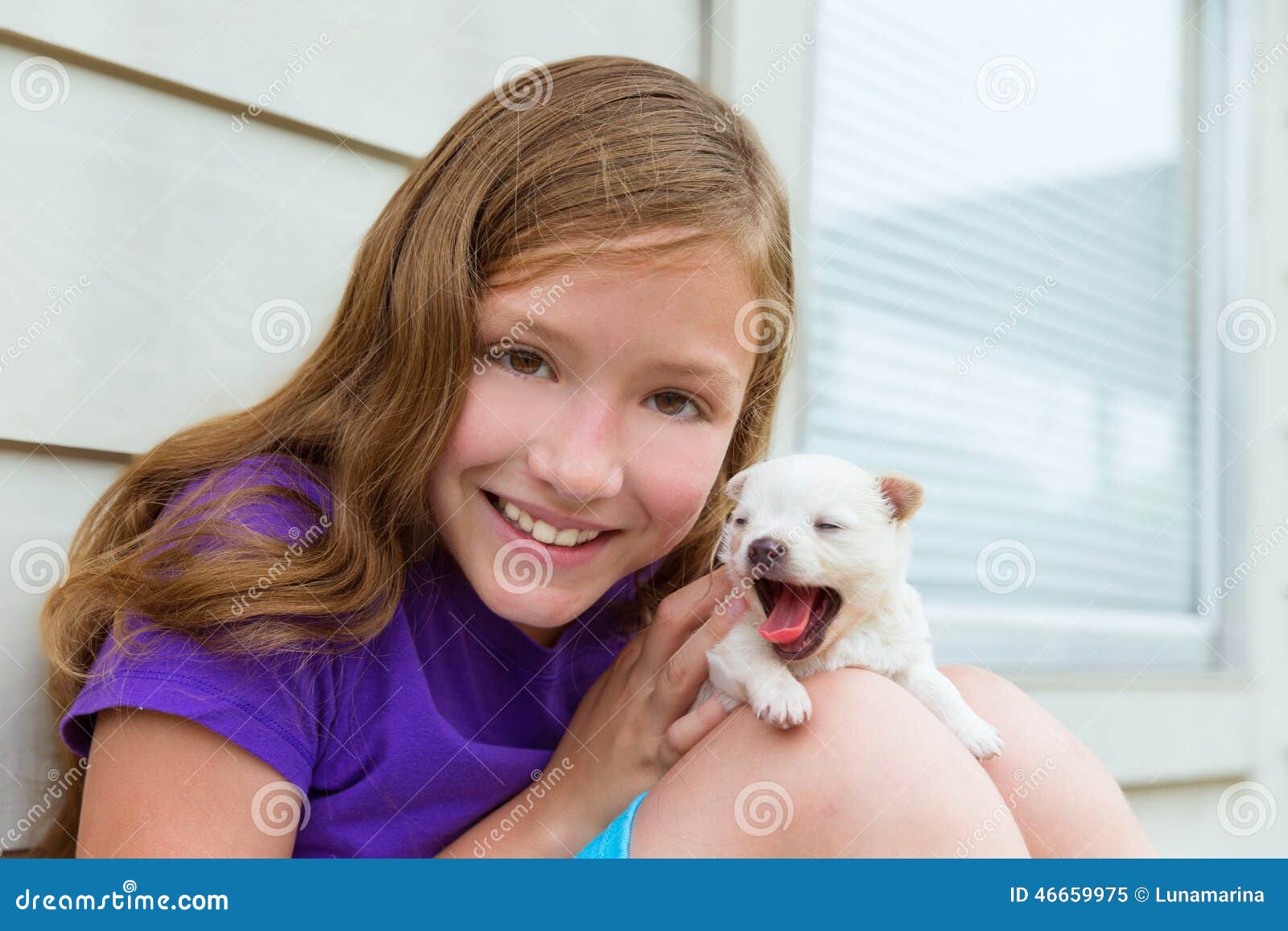 愉快的家庭和爱犬在乡间别墅背景 库存图片. 图片 包括有 爱抚, 系列, 幸福, 喜悦, 地毯, 关心 - 113567311