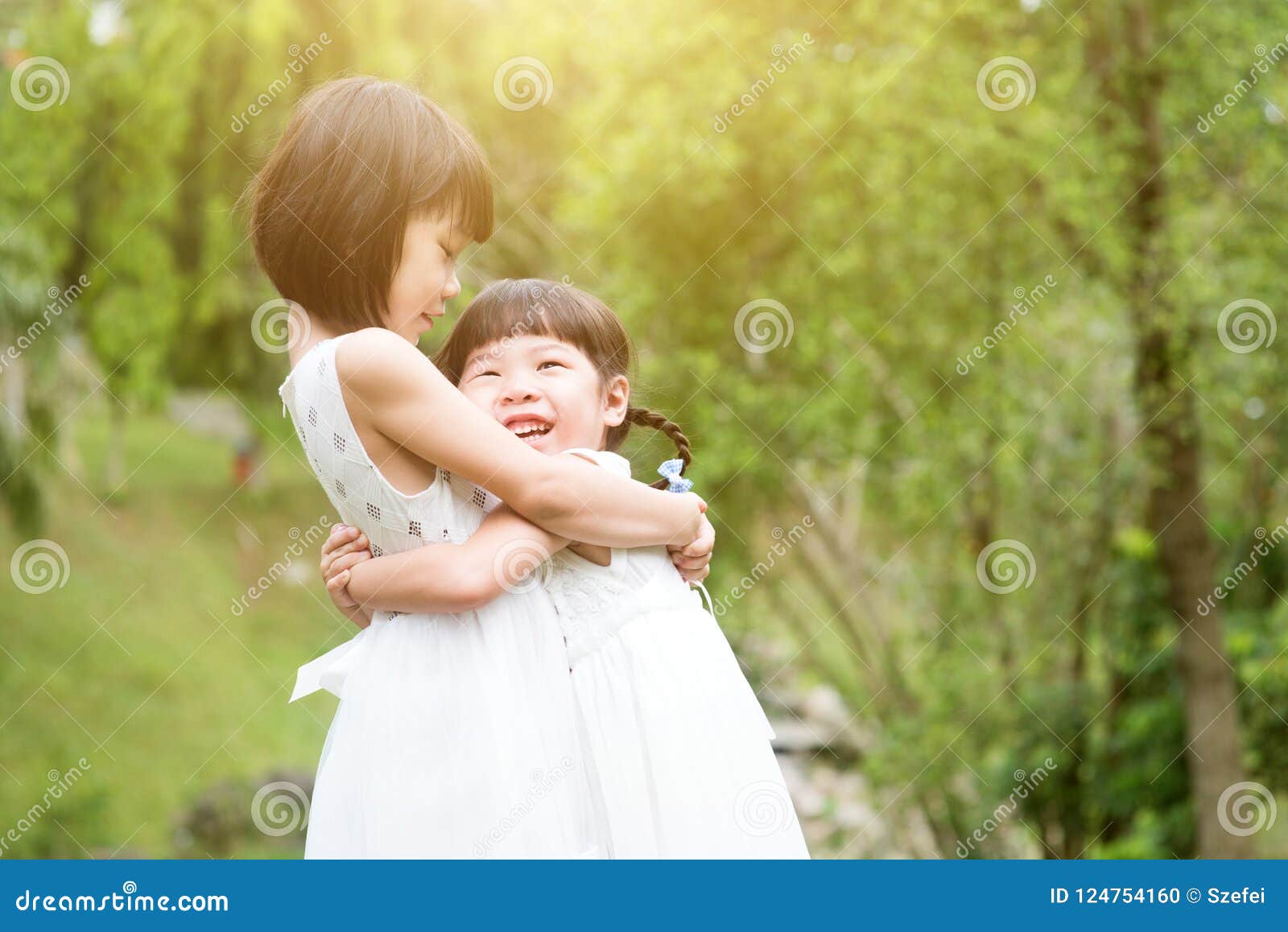 可爱姐妹拥抱 库存图片. 图片 包括有 纵向, 庭院, 乐趣, 拥抱, 节假日, 朋友, 有吸引力的, 设计 - 100390853