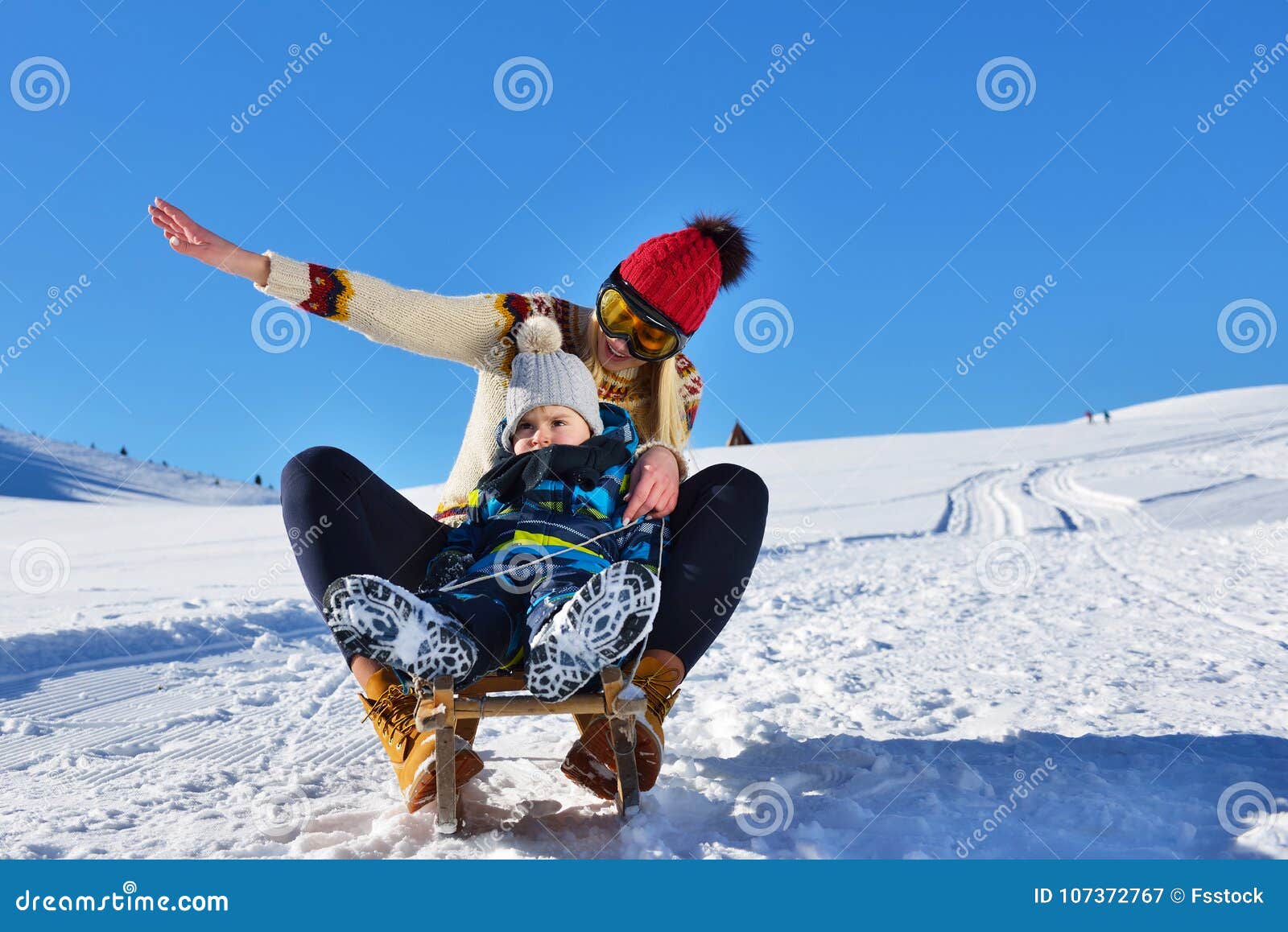 雪橇乘驾的男孩 儿童sledding 与爬犁的孩子 库存图片. 图片 包括有 乐趣, 男朋友, 女演员 - 101295033
