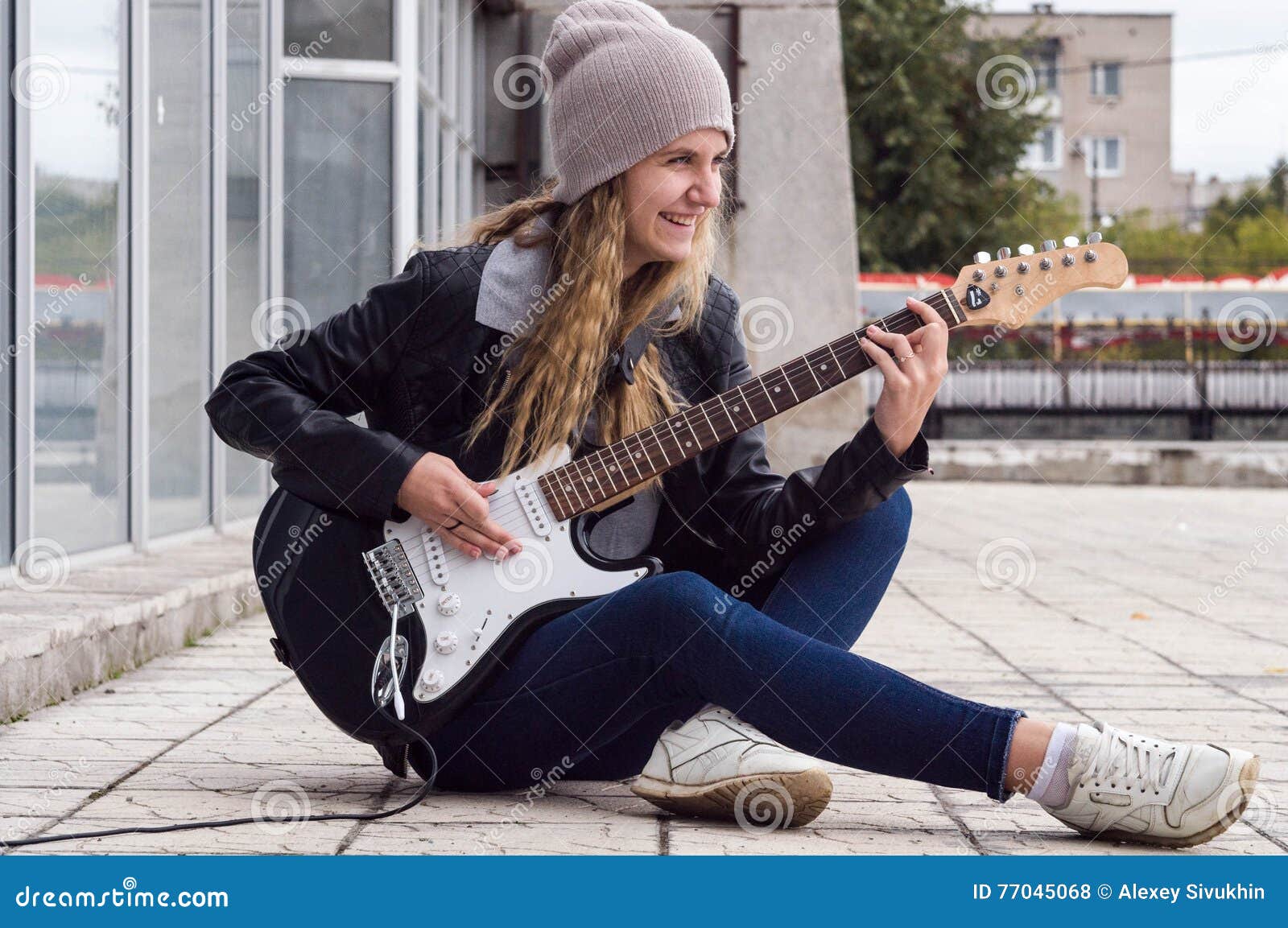 使用在吉他的秀丽女孩. 使用在岩石的吉他的秀丽女孩