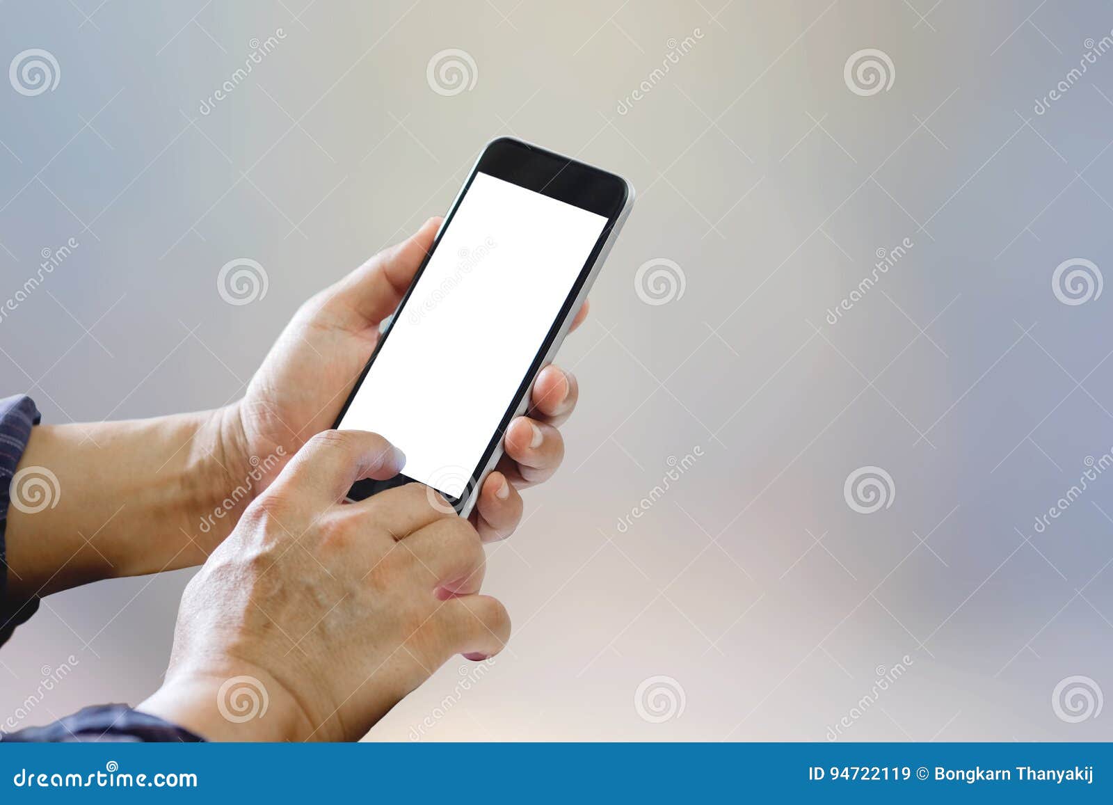 使用在迷离背景的人智能手机 图形显示蒙太奇的黑屏智能手机